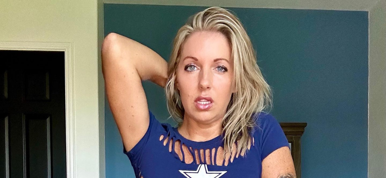 ‘Texas Thighs’ Courtney Ann In Ripped Crop Top Is Cheering On The Cowboys