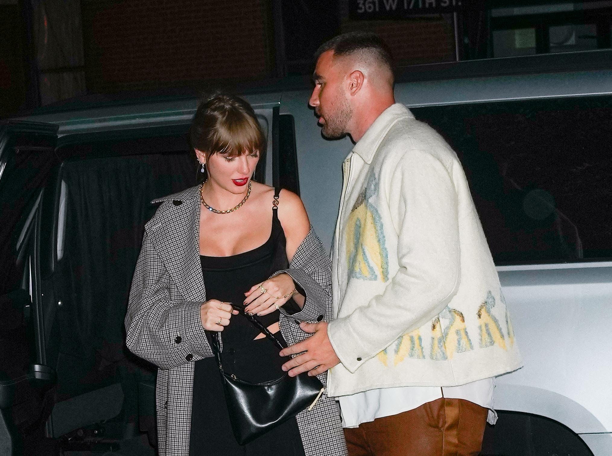 Taylor Swift e Travis Kelce participam da afterparty do SNL em Nova York