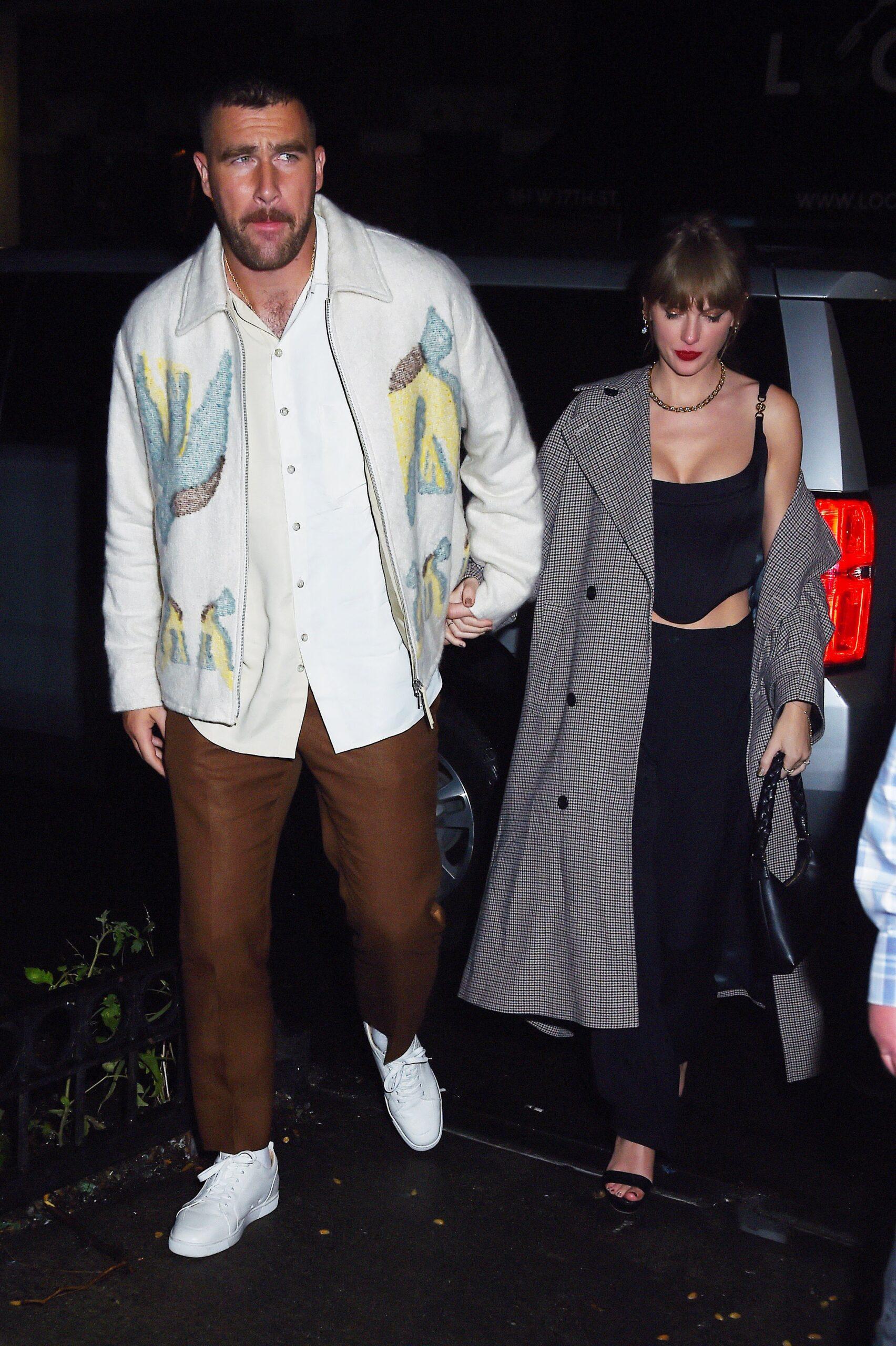 Taylor Swift et Travis Kelce se tiennent la main alors qu'ils arrivent à l'after party du SNL