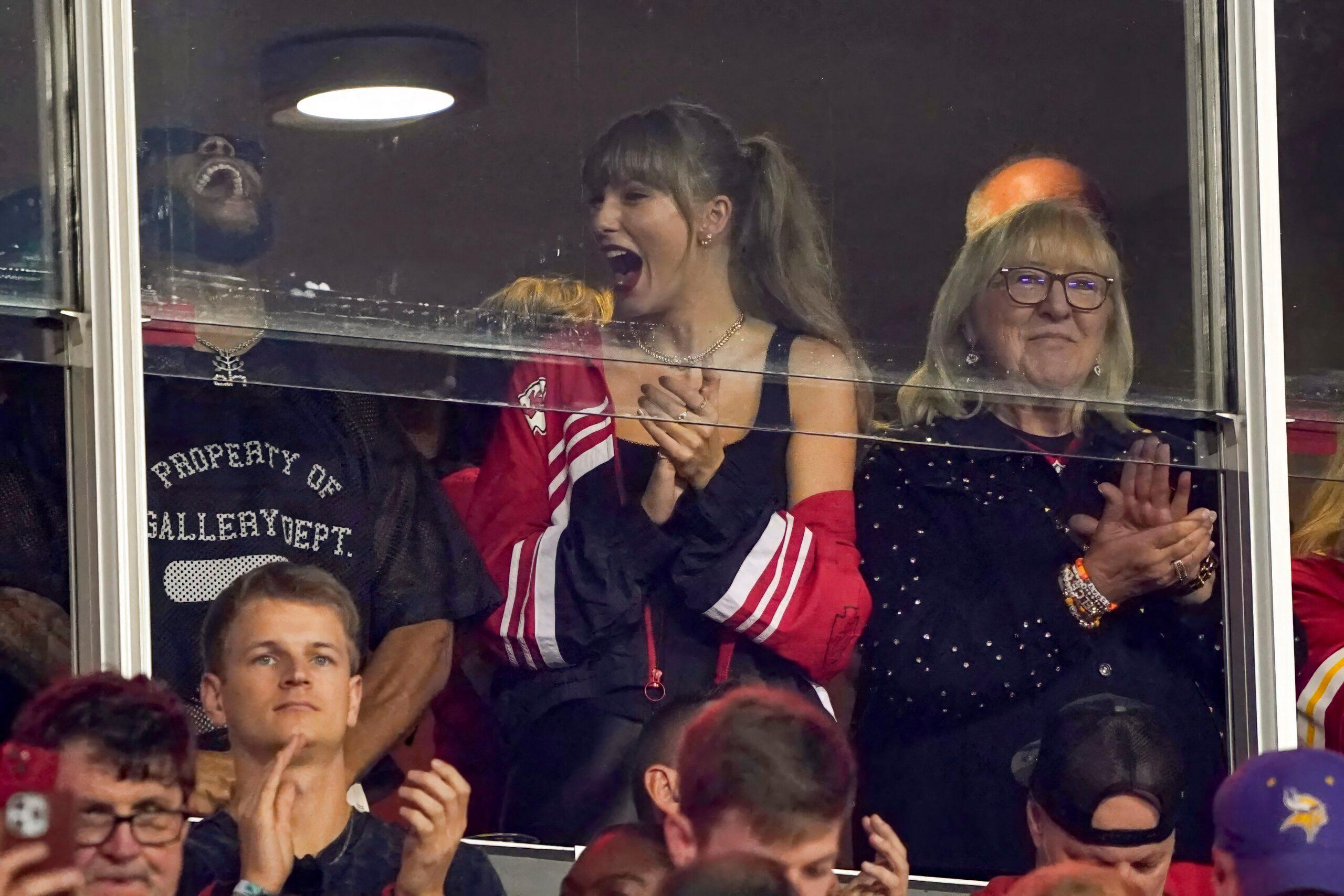 Taylor Swift e Brittany Mahomes compartilham aperto de mão secreto no Chief Game
