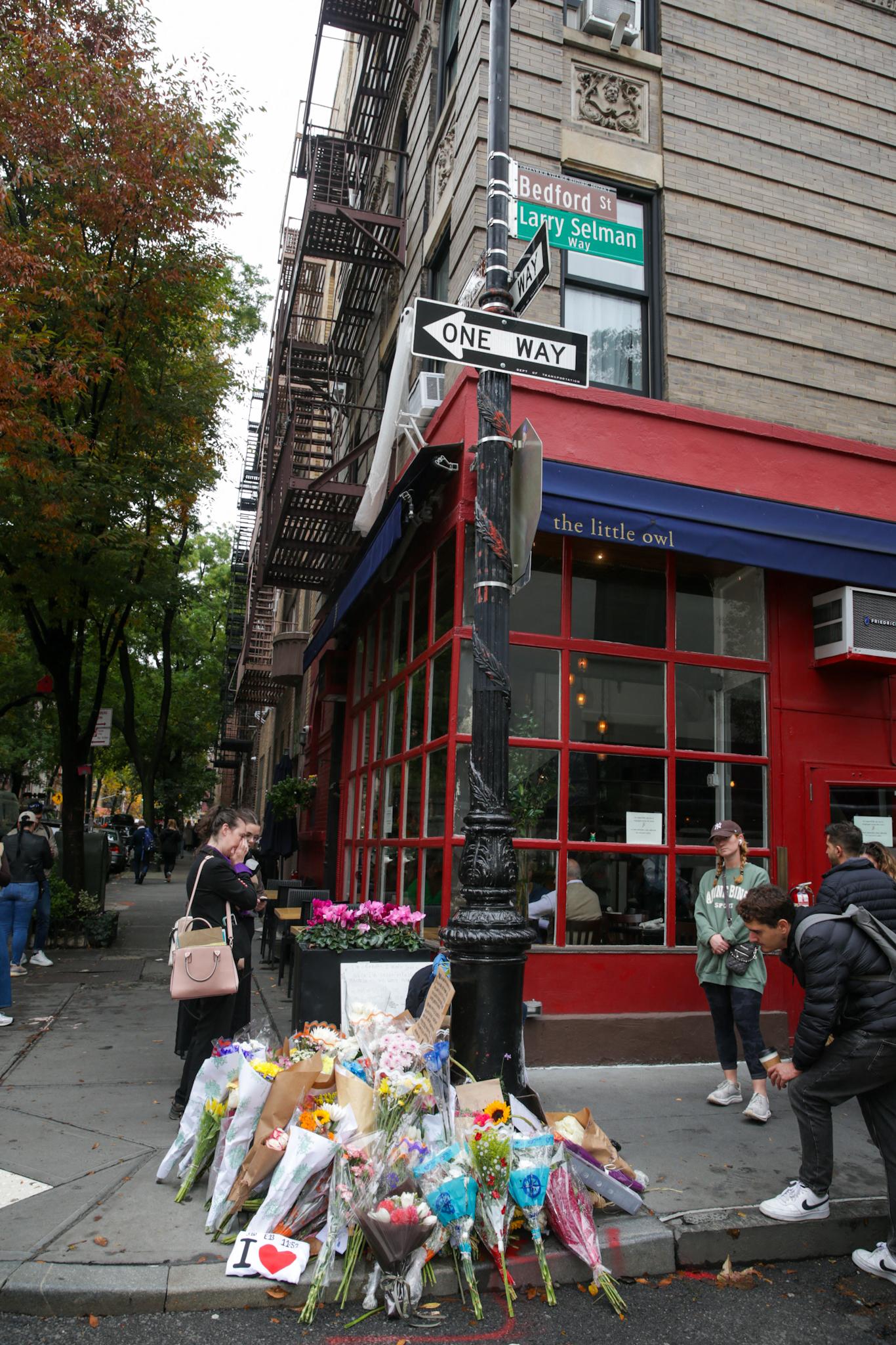 Grieving fans flock to 'Friends' New York apartment to mourn Matthew Perry