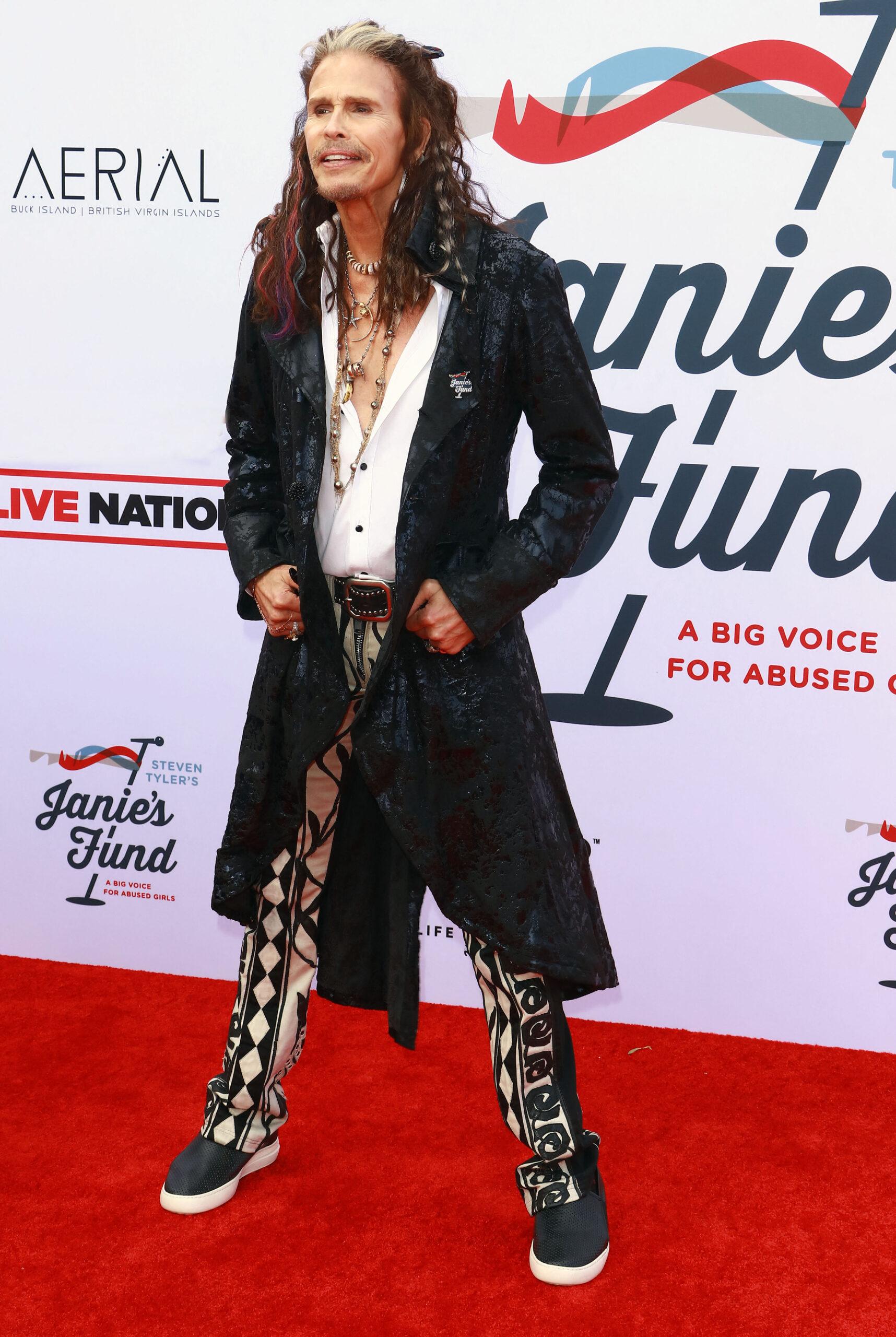 Steven Tyler, do Aerosmith, acusado de agredir sexualmente modelo adolescente