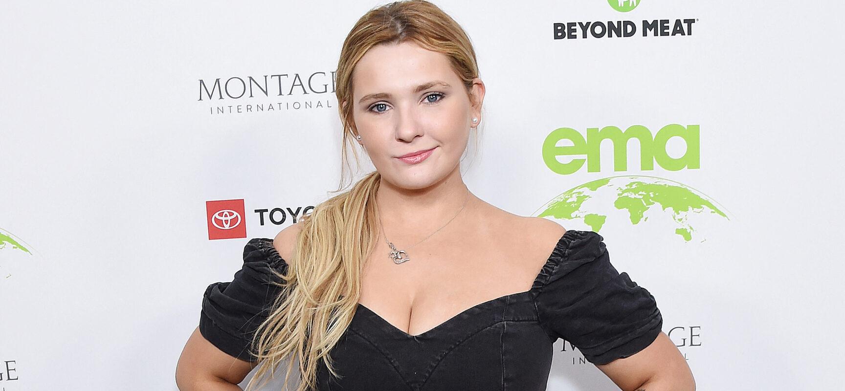 Abigail Breslin Accuses Aaron Eckhart Of 'Aggressive, Demeaning' Behavior On Set Of 'Classified'