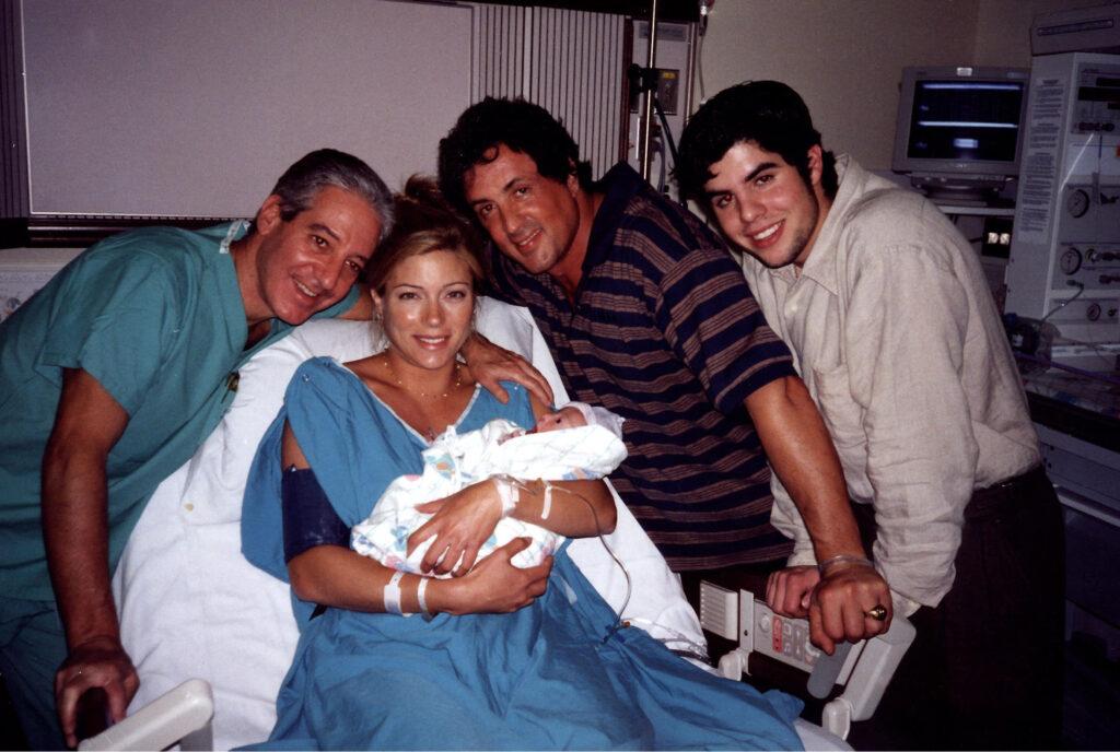 ©1996 RAMEY PHOTO AGENCY 310-828-3445PIERWSZE ZDJĘCIA SLY STALLONE I DZIEWCZYNKI JENNIFER FLAVIN Ich córeczka, Sophia, urodziła się w niedzielę 1 września 1996 roku w szpitalu w Miami na Florydzie.  Na zdjęciu z nową szczęśliwą rodziną Sage Stallone (syn byłej żony Sachy) i lekarz, który urodził Sophię.  9-4-1996.BE (Mega Agency TagID: MEGAR138547_2.jpg) [Photo via Mega Agency]