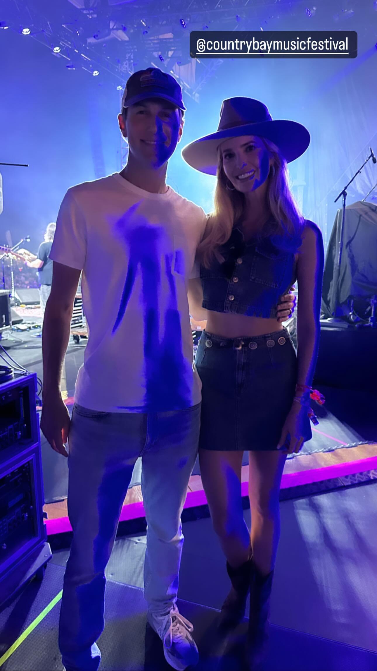 Ivanka Trump surpreende com roupa jeans de cowgirl no festival de música da Flórida depois de testemunhar no julgamento do pai