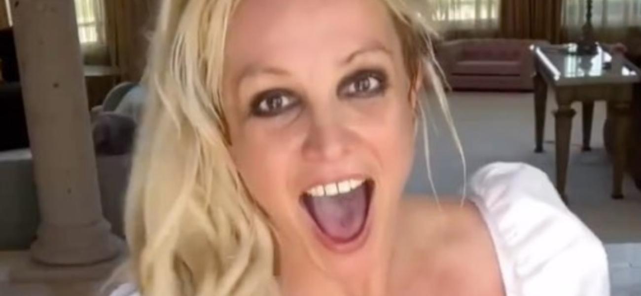 Britney Spears Ditches Her Underwear To Say ‘Hi’