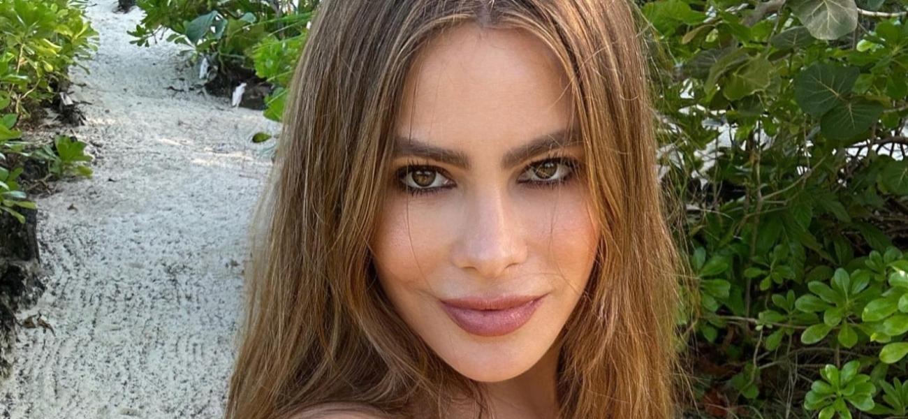 Sofia Vergara goes makeup free poolside and is still gorgeous (no