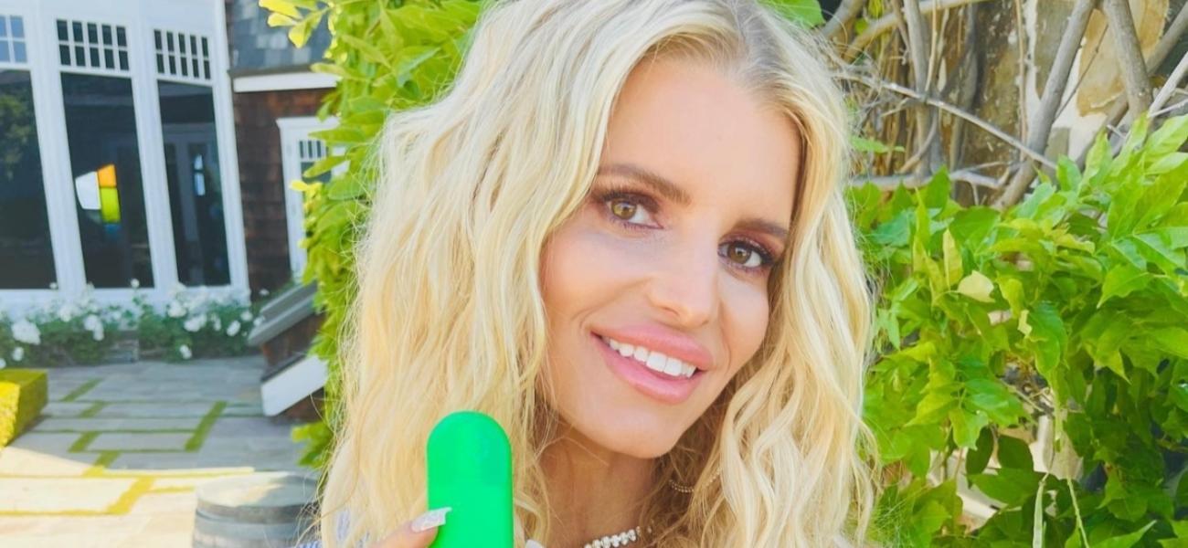Jessica Simpson Stuns In Skimpy Swimsuit On Mexico Beach