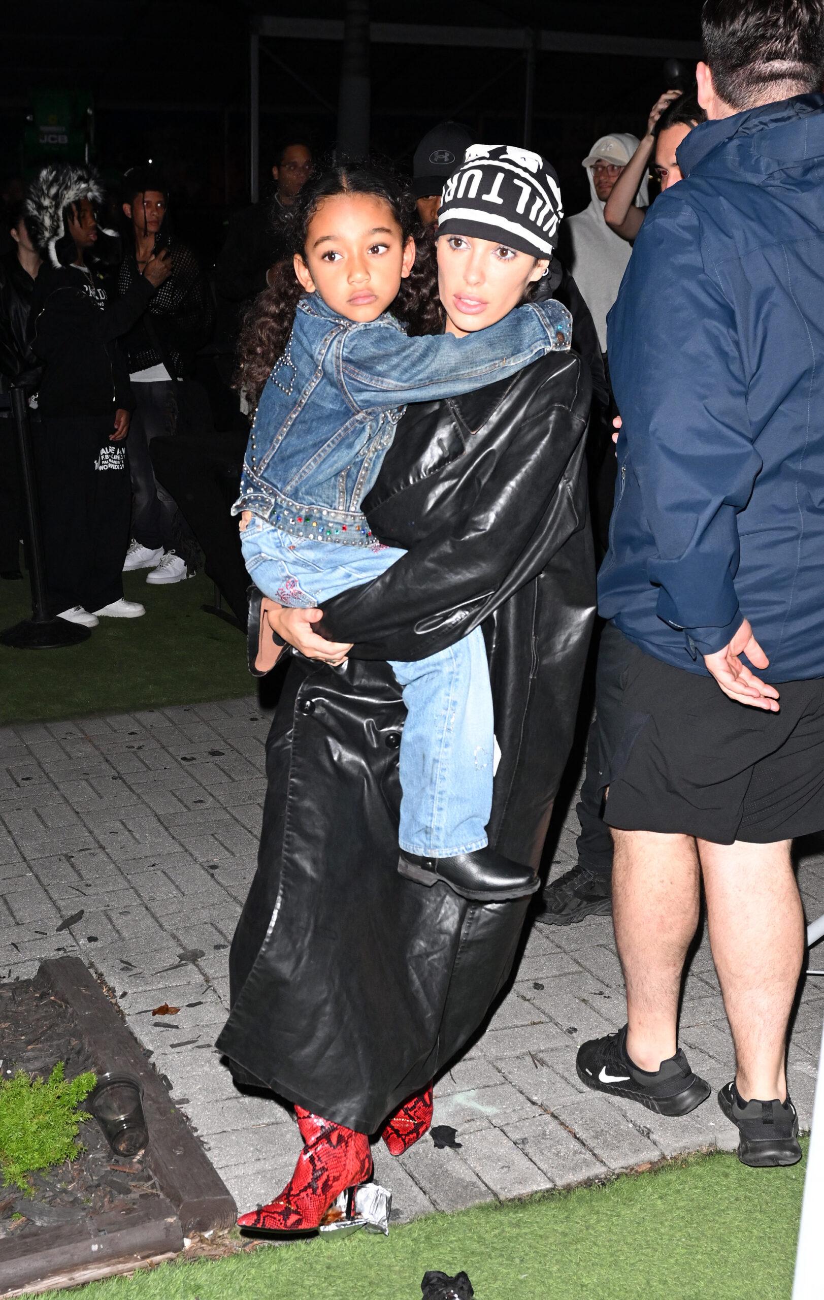 Bianca Censori flagrada embalando ternamente a filha de Kanye West, Chicago, no lançamento de seu álbum ‘Vultures’