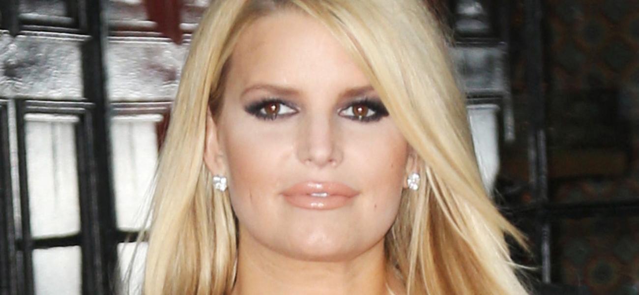 Jessica Simpson In Tight Swimsuit & Heels Is ‘Part Of The 1%’