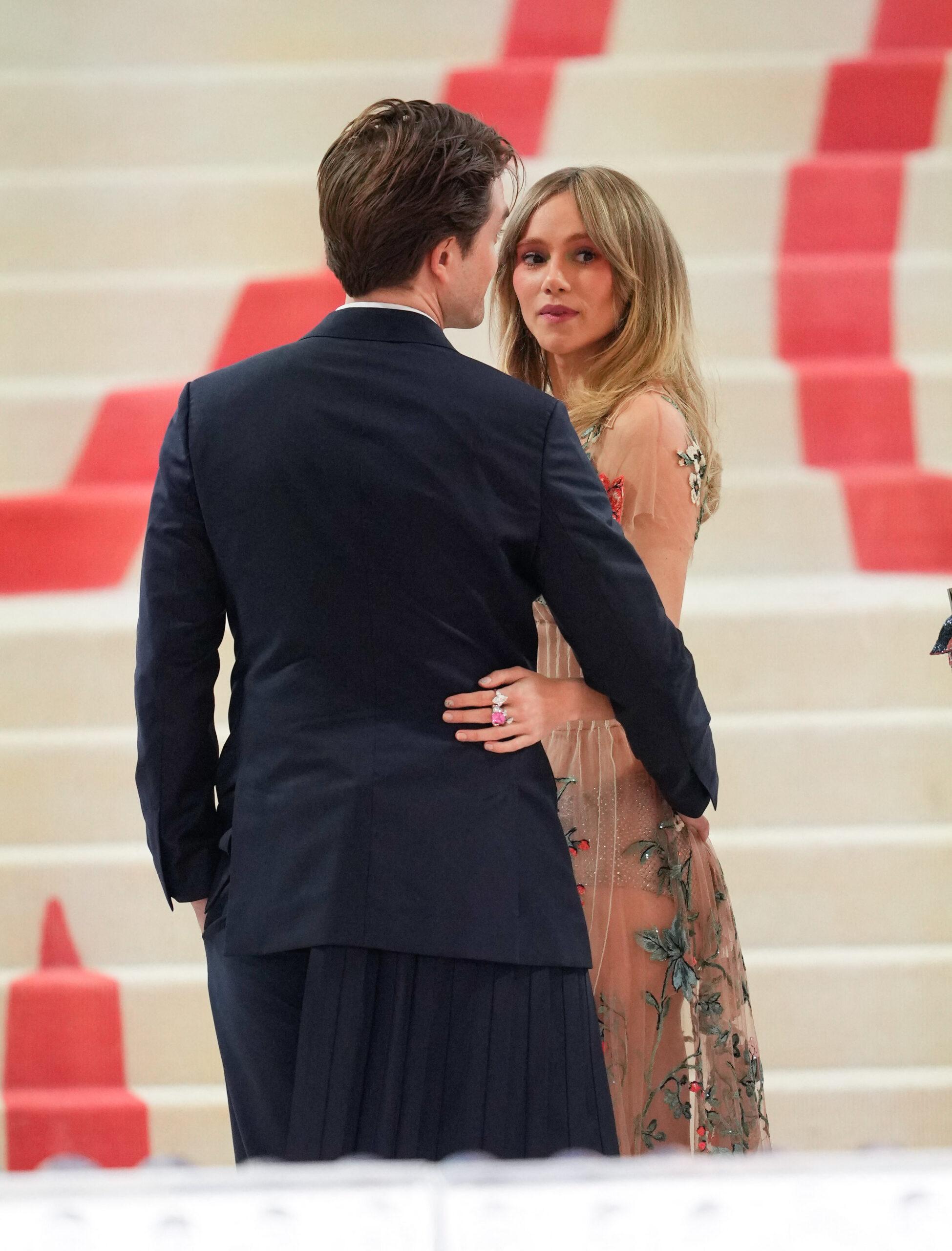 Rob Pattinson e Suki Waterhouse chegam à comemoração do Met Gala de 2023 