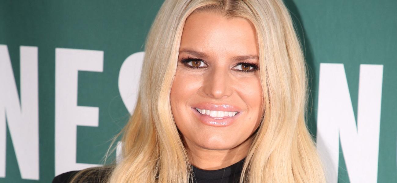 Jessica Simpson In Plunging Crop Top Stuns Barefoot By Her Pool