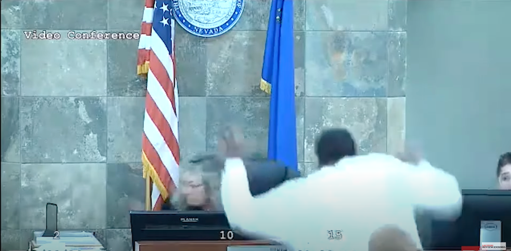 Juiz de Las Vegas é atacado violentamente por homem após sentenciá-lo à prisão (VÍDEO)