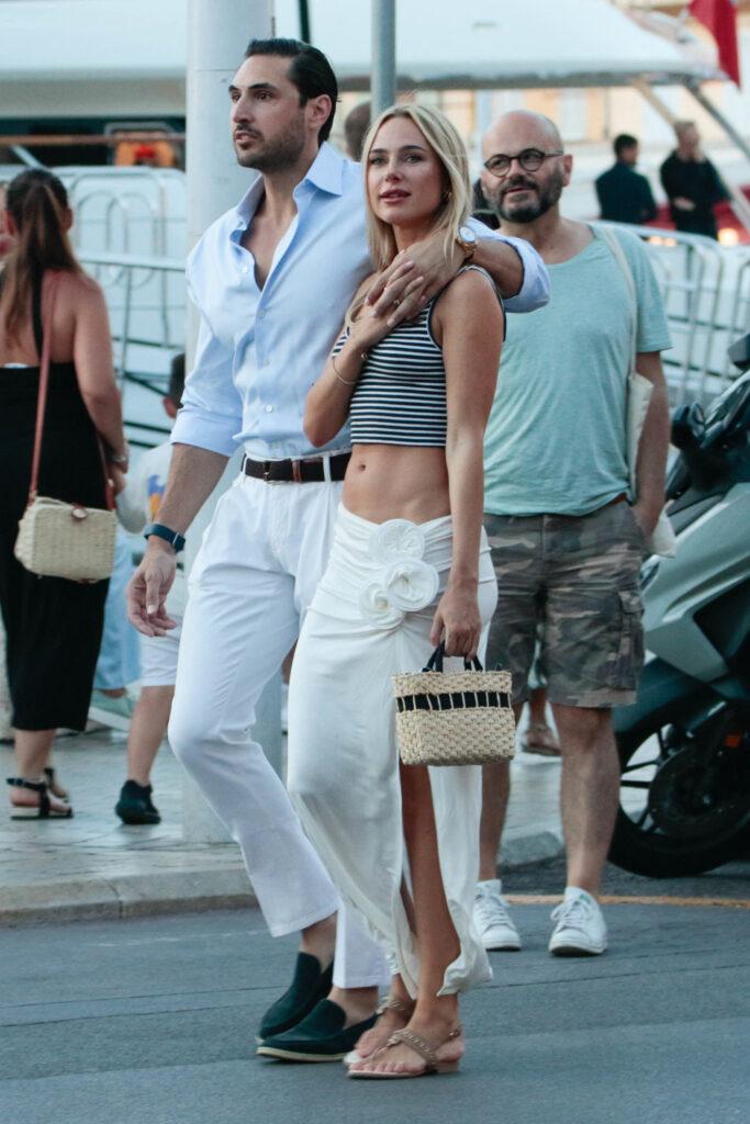 Kimberley Garner e Andreas Anthis são vistos desfrutando de um passeio romântico em Saint Tropez.  27 de julho de 2023 Na foto: Kimberley Garner Andreas Anthis.  Crédito da foto: Spread Pictures / MEGA TheMegaAgency.com +1 888 505 6342 (Mega Agency TagID: MEGA1012416_006.jpg) (Foto via Mega Agency)