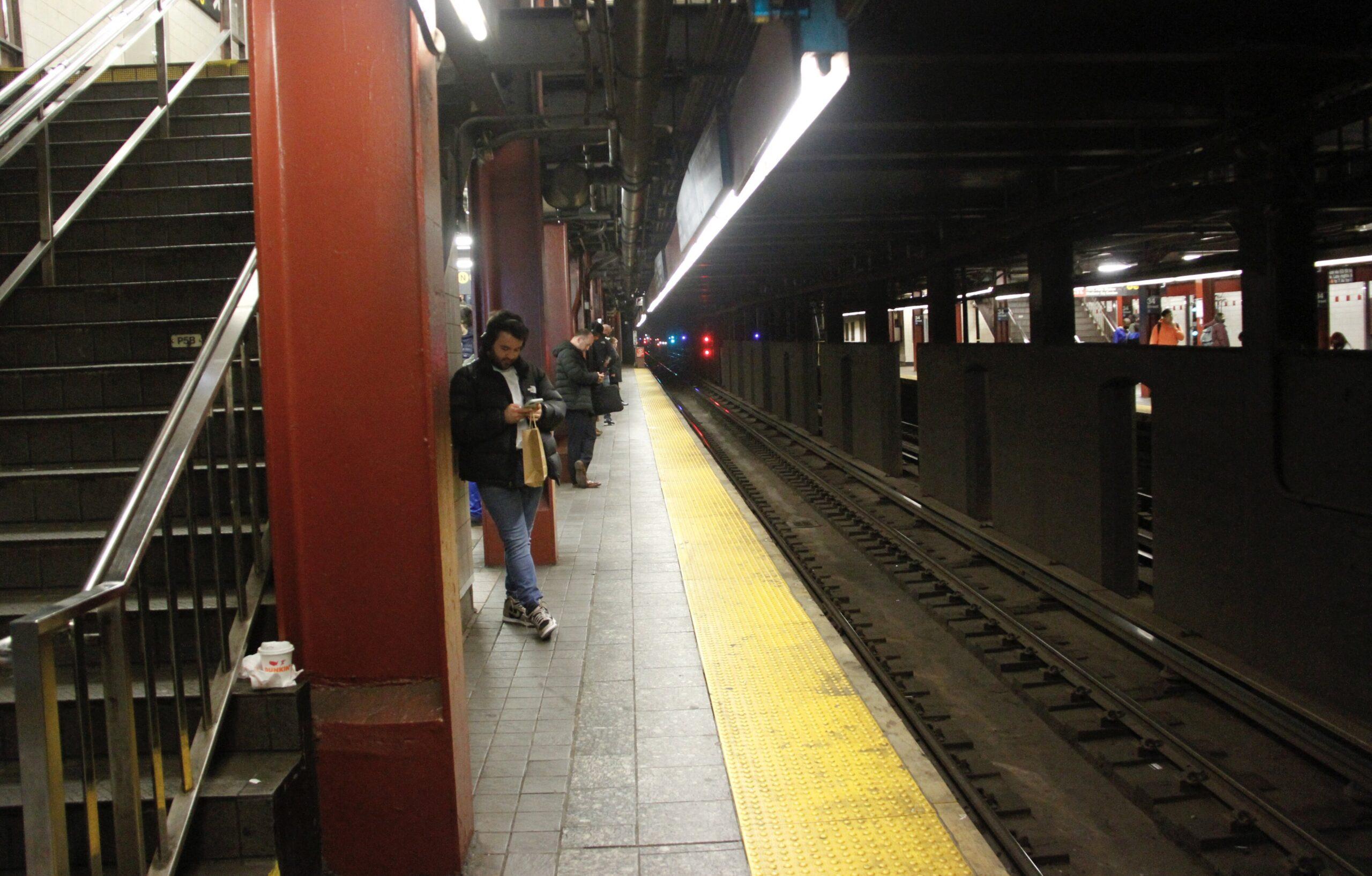 Vídeo chocante mostra ratos correndo para fora do cobertor de um sem-teto na plataforma do metrô de Nova York