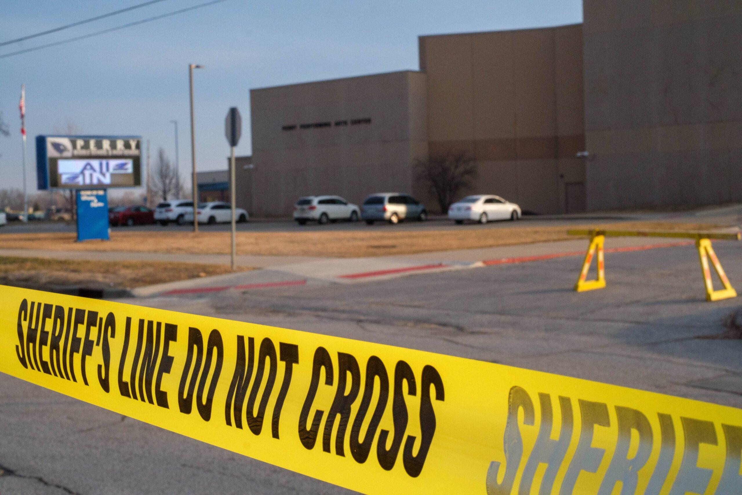 Estudante do ensino médio mata um em tiroteio na escola de Perry High