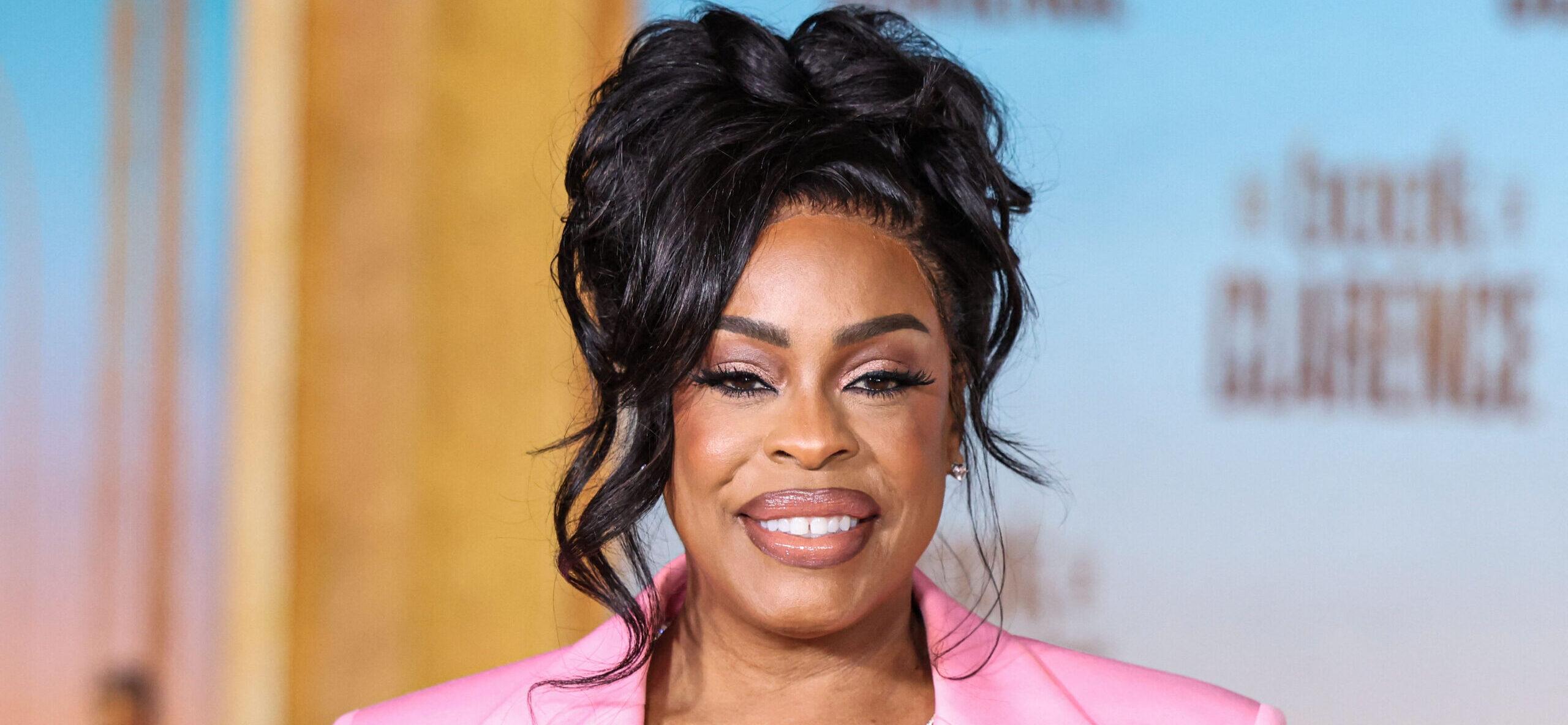 Niecy Nash Celebrates Emmy Win By Skinny-Dipping In Hotel Suite
