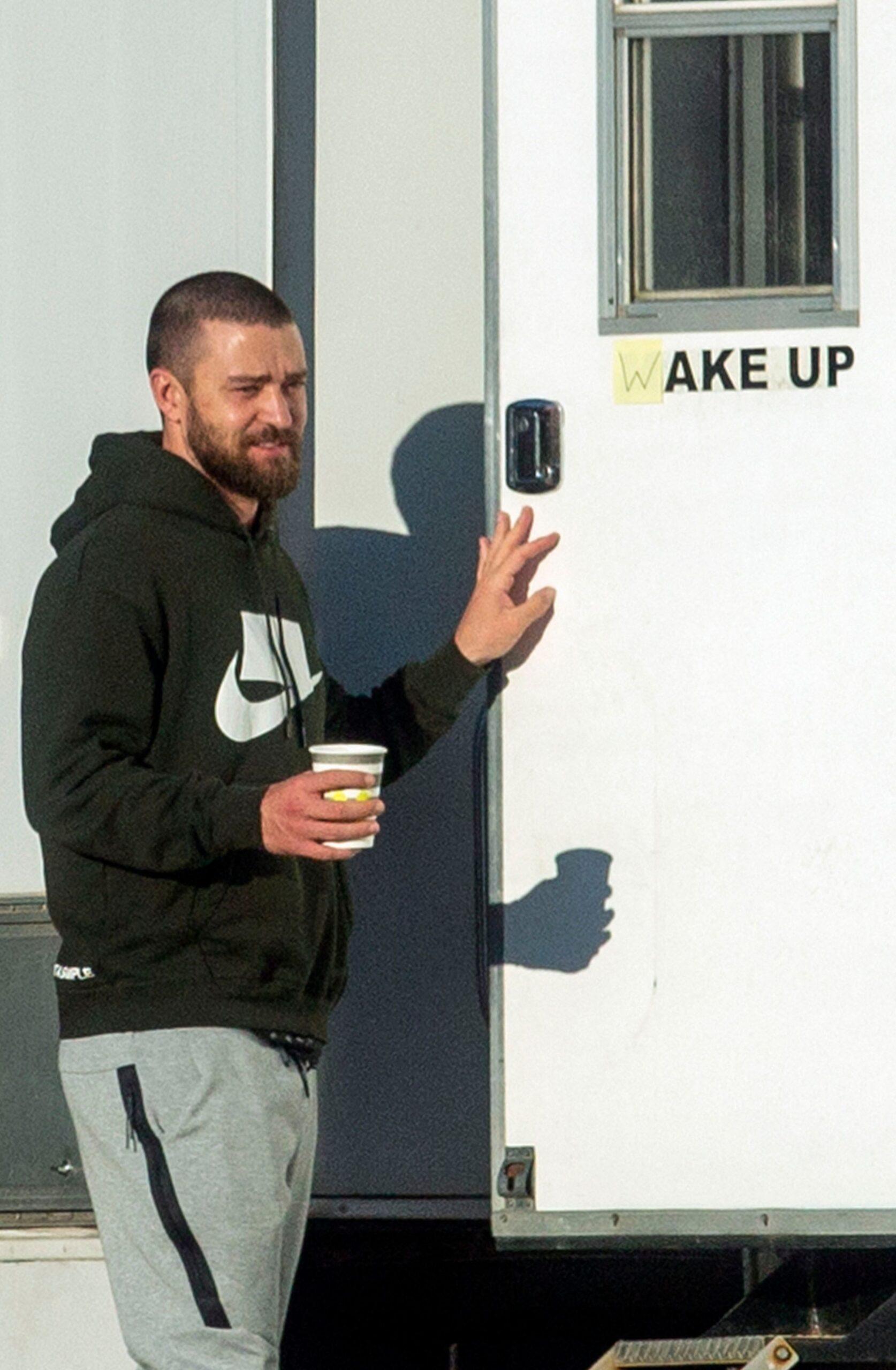 Justin Timberlake volta ao trabalho após a polêmica de ser fotografado de mãos dadas com sua mais recente co-estrela.