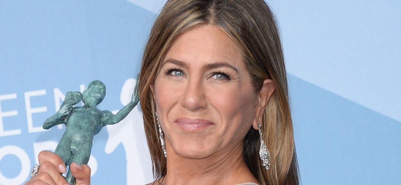 Jennifer Aniston In Her Tight Skirts ‘Looks Good In Anything’