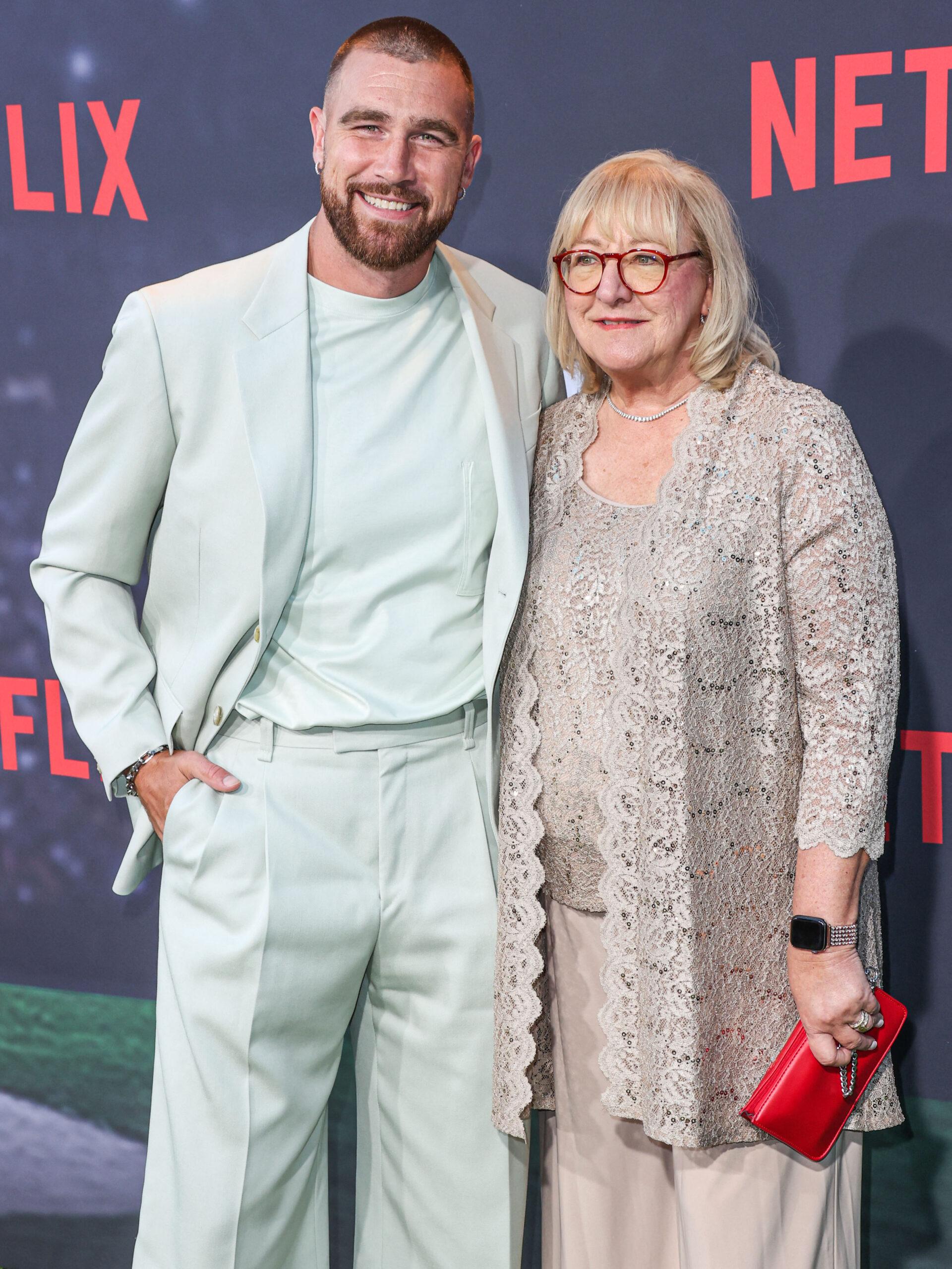 Donna Kelce e seu filho Travis Kelce comparecem à estreia da primeira temporada de 'Quarterback' da Netflix em Los Angeles