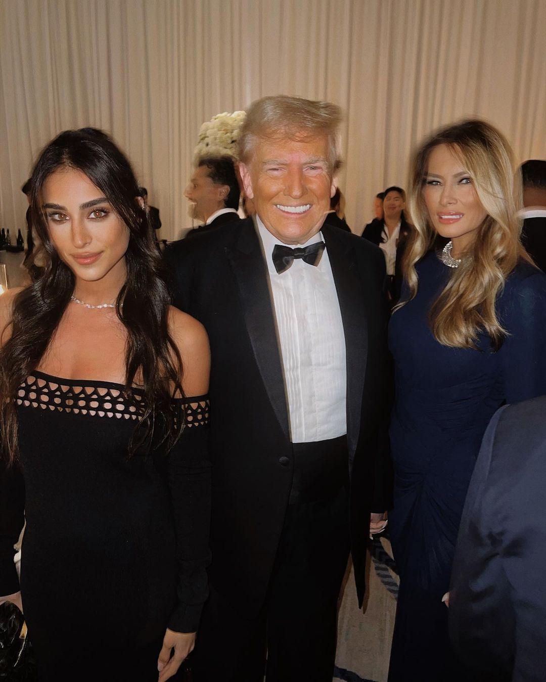 Melania Trump corajosamente retorna ao público em um vestido justo ao lado de Donald