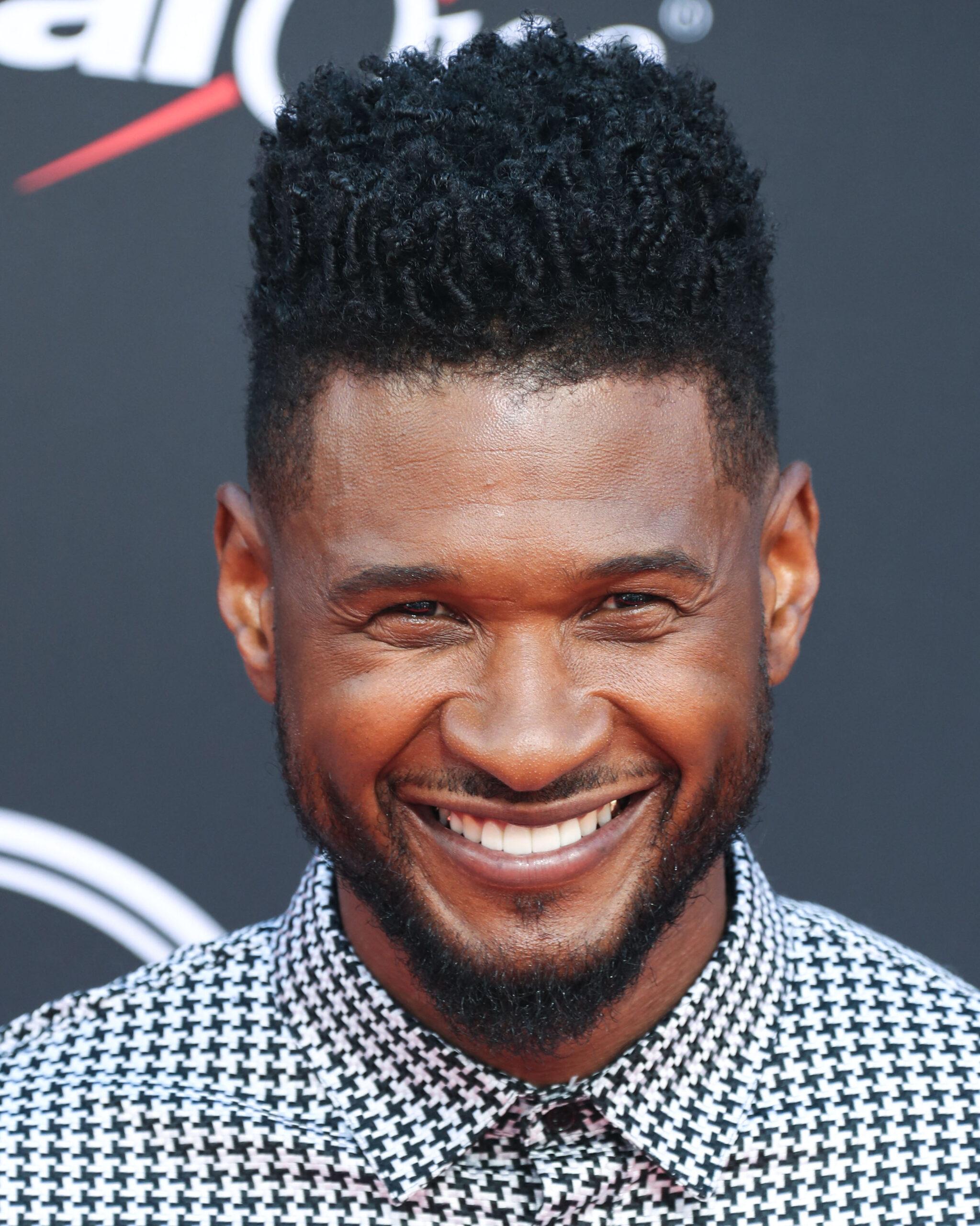 Usher confirma convidados surpresa para apresentação no Super Bowl LVIII