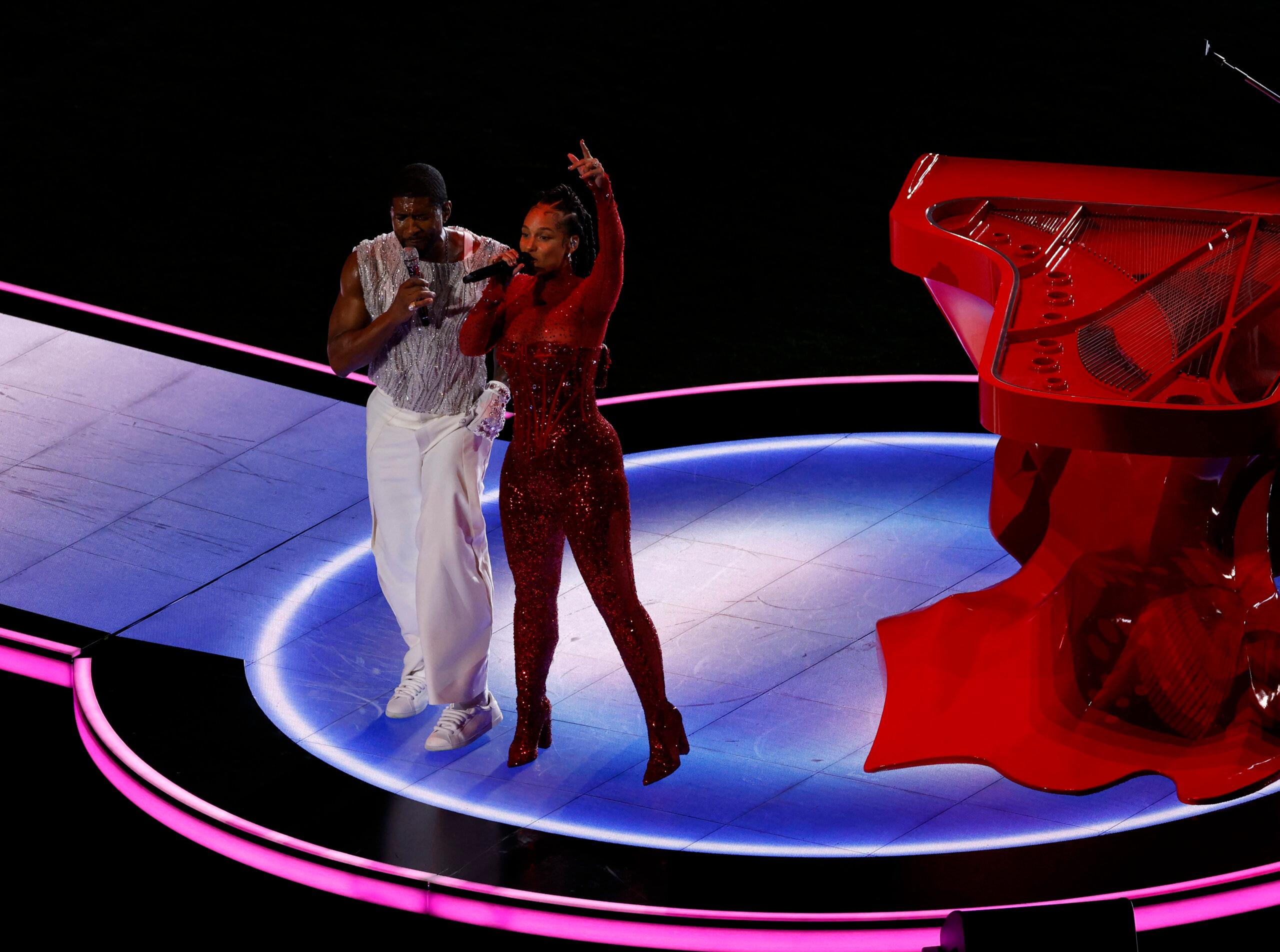 Usher e Alicia Keys fazem show do intervalo do NFL Super Bowl 58 LVIII