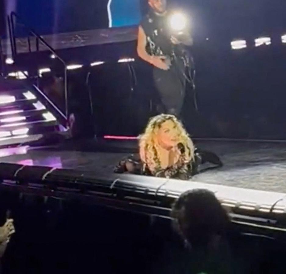 Madonna, 65, sofre queda de uma cadeira durante seu show em Seattle (VÍDEO)