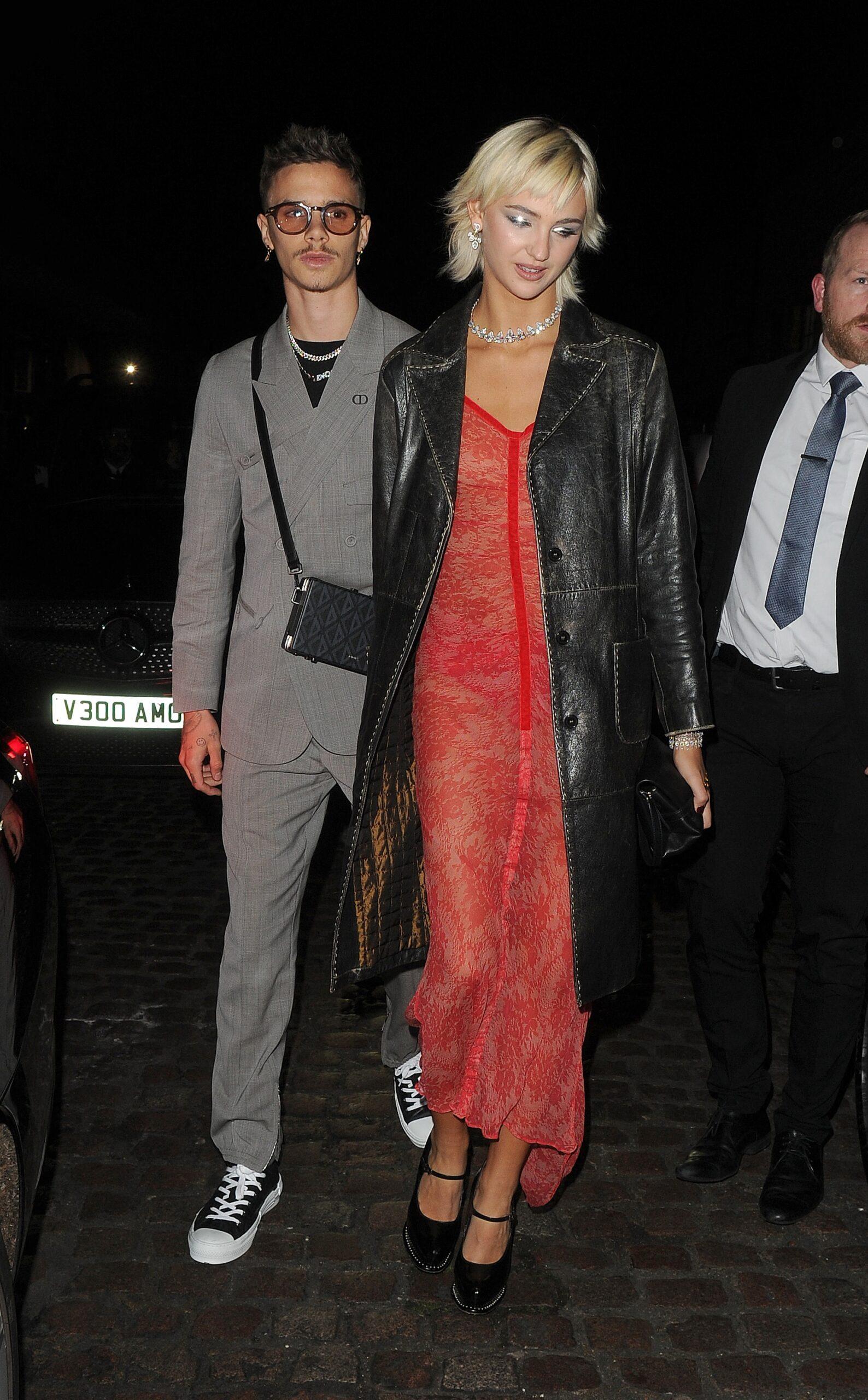 Romeo Beckham e Mia Regan foram vistos saindo do Chiltern Firehouse, após uma afterparty do British Fashion Awards 2022. A festa terminou às 5h.