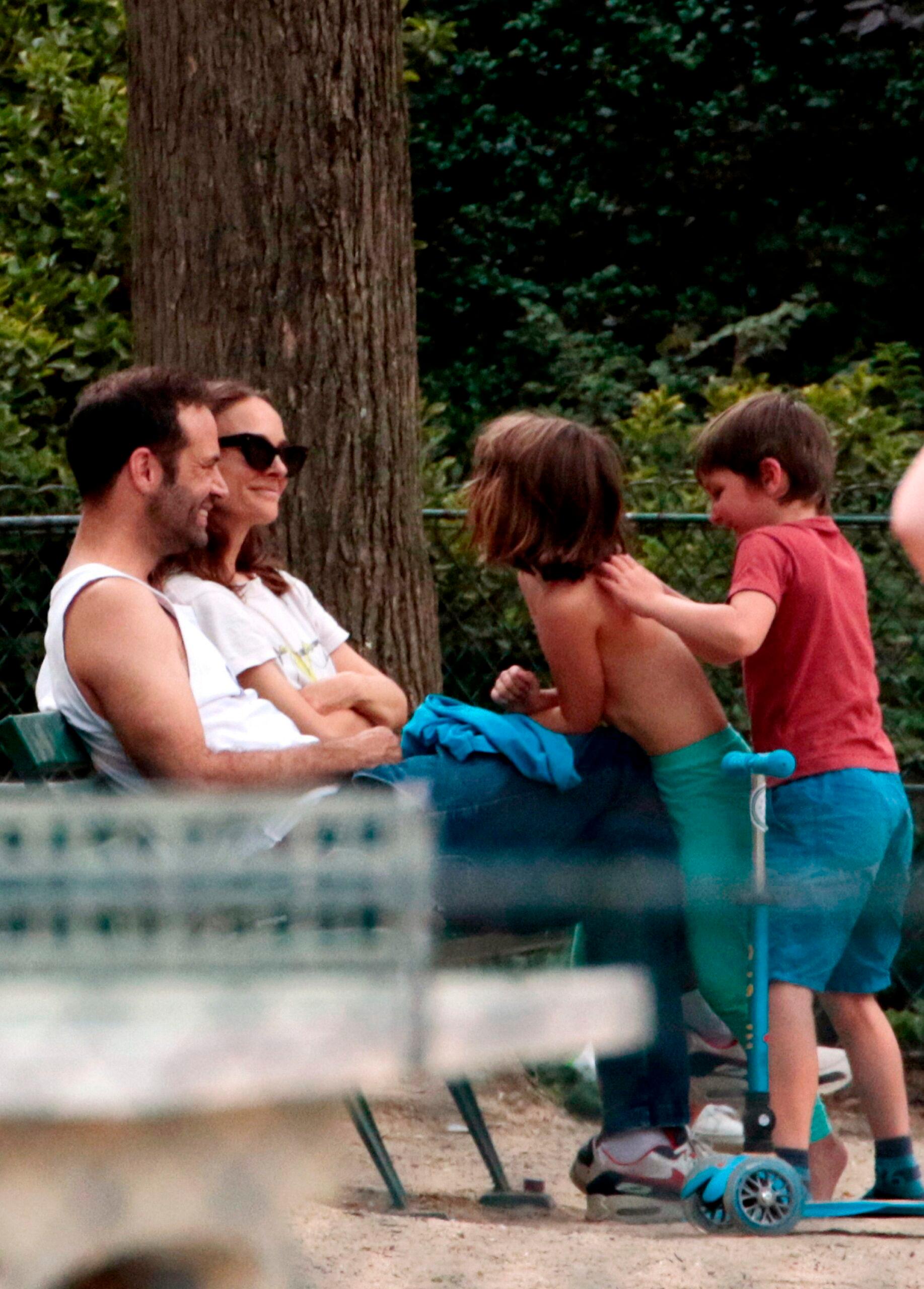 Natalie Portman passa o dia em um parque parisiense com o marido Benjamin Millepied e os filhos.
