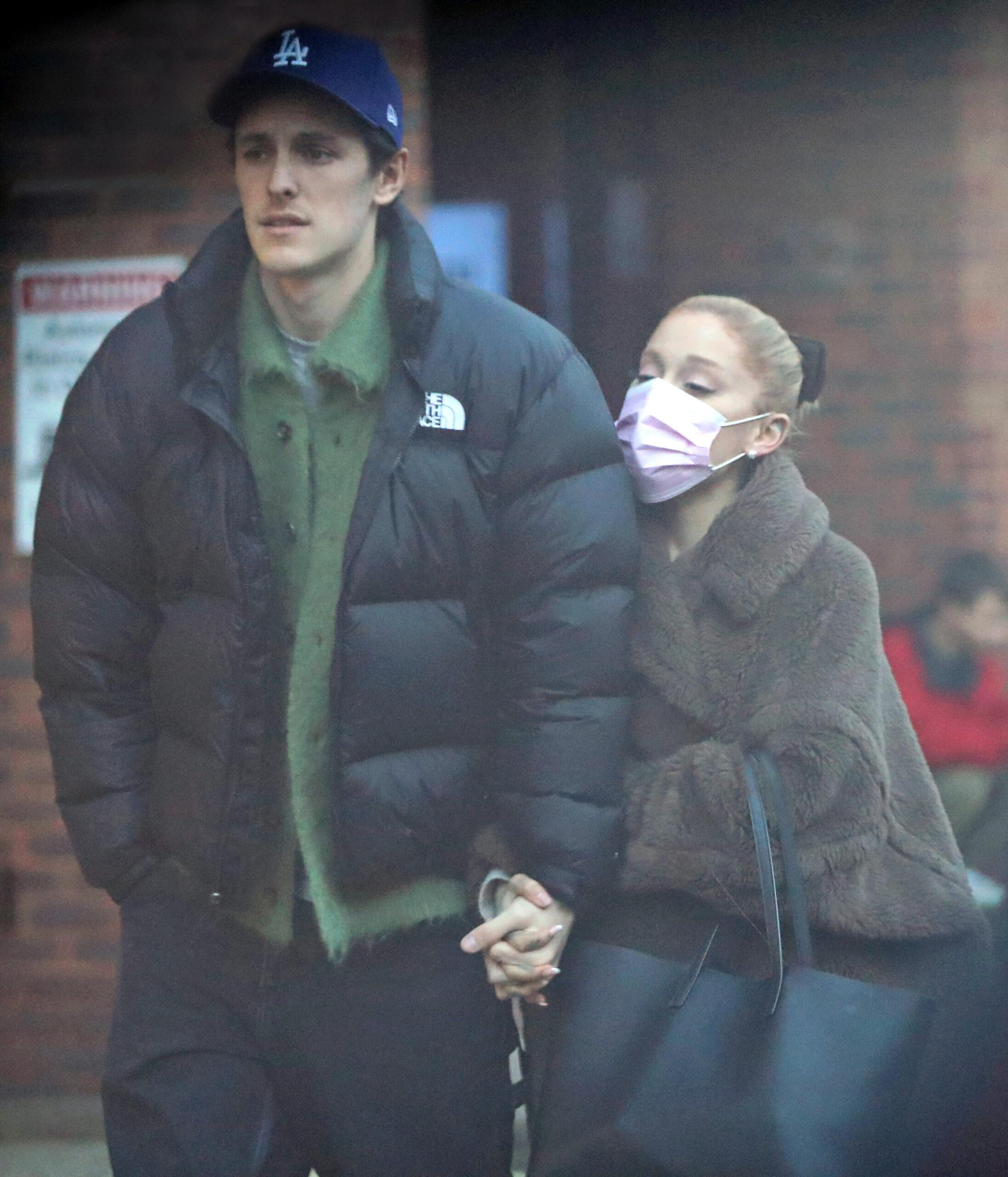 Ariana Grande e seu ex-marido Dalton Gomez