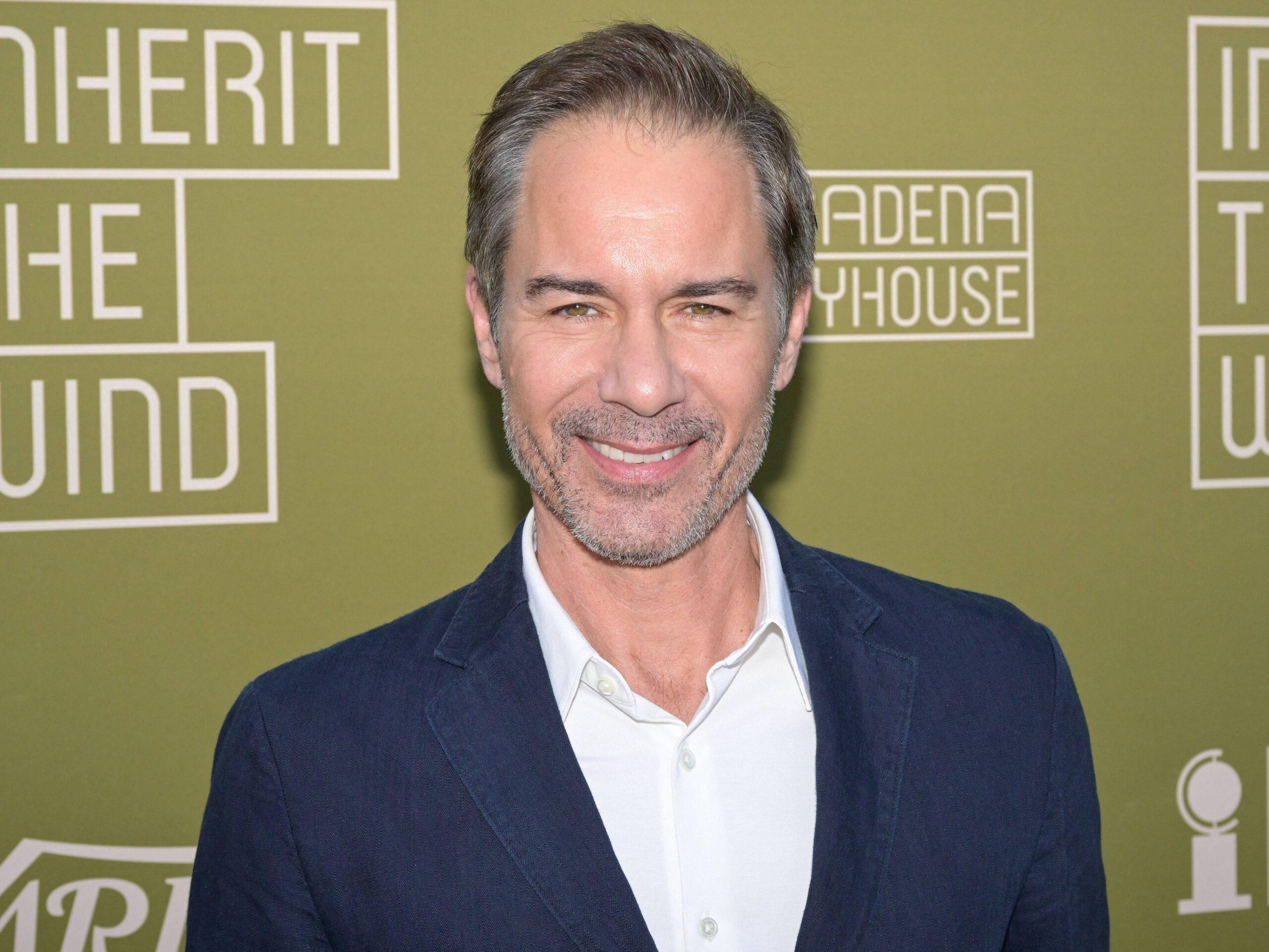 Eric McCormack no tapete vermelho da noite de abertura de “Inherit The Wind”