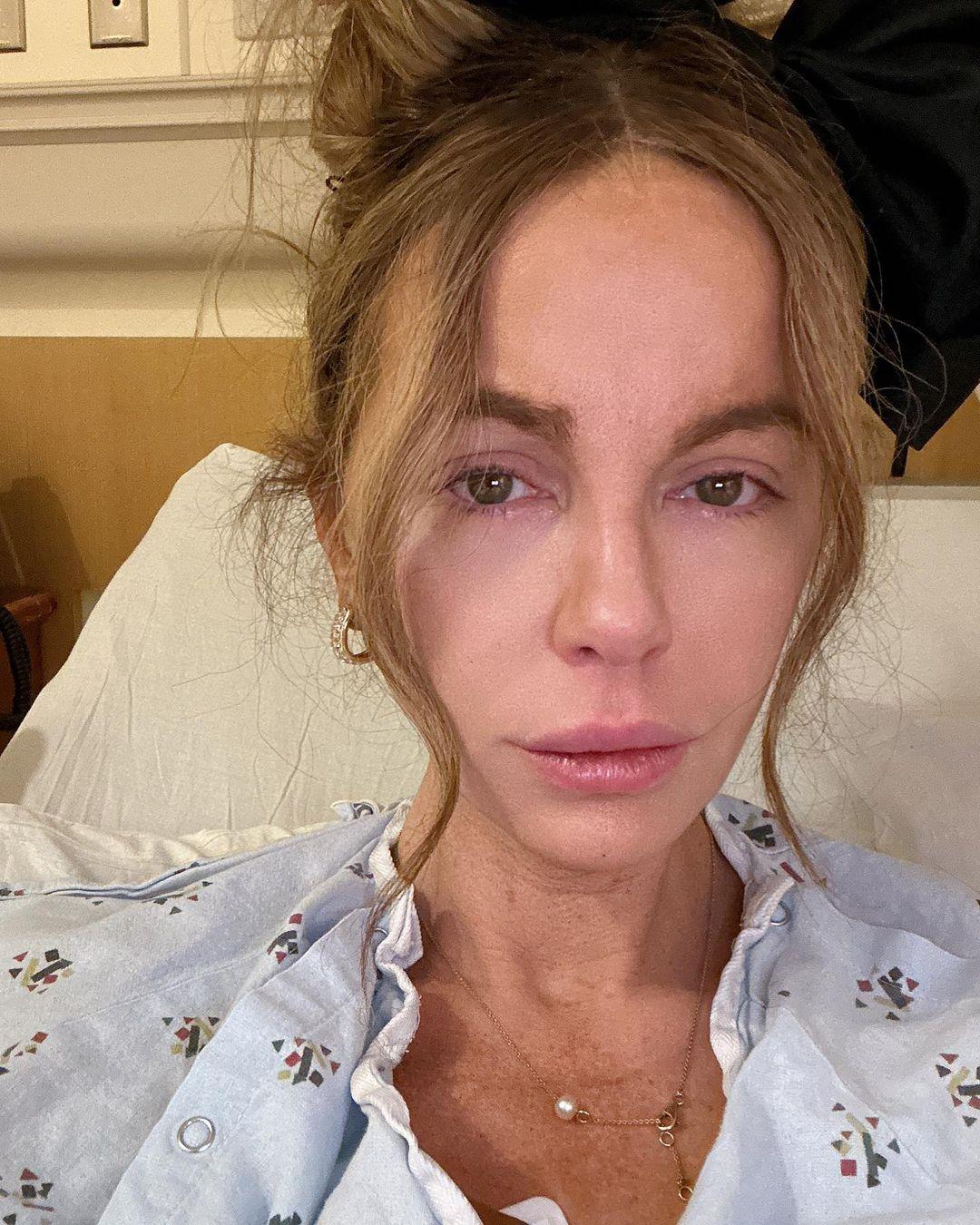 Kate Beckinsale revela que foi hospitalizada com fotos chorosas dela mesma em um hospital