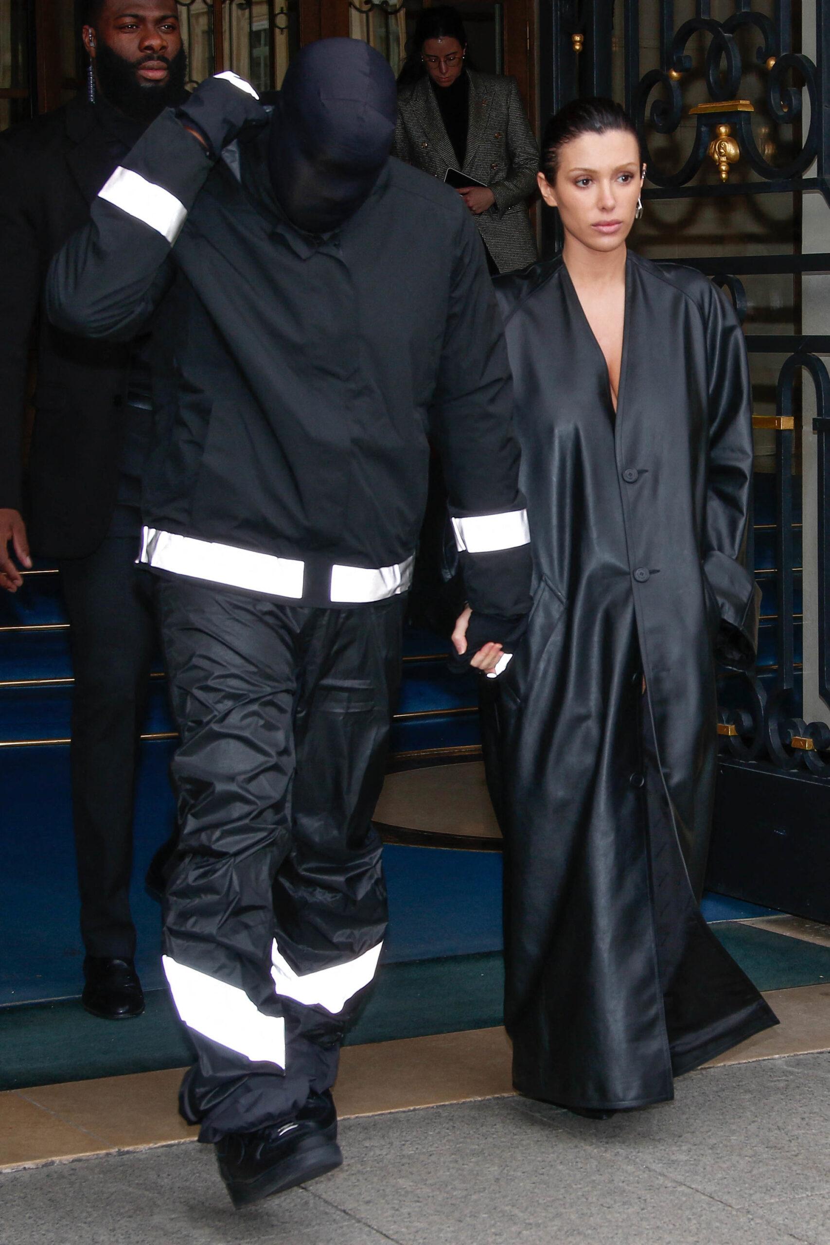 Kanye West e Bianca Censori saindo do hotel durante a Paris Fashion Week