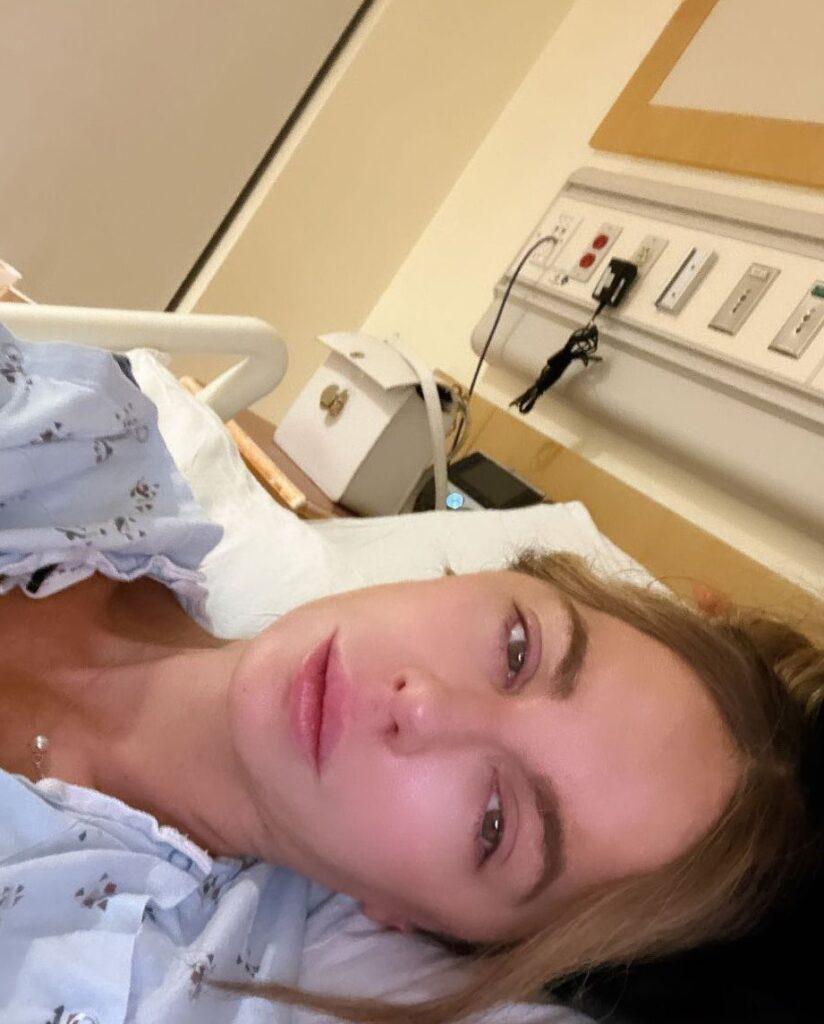 Kate Beckinsale tira uma selfie em sua cama de hospital.
