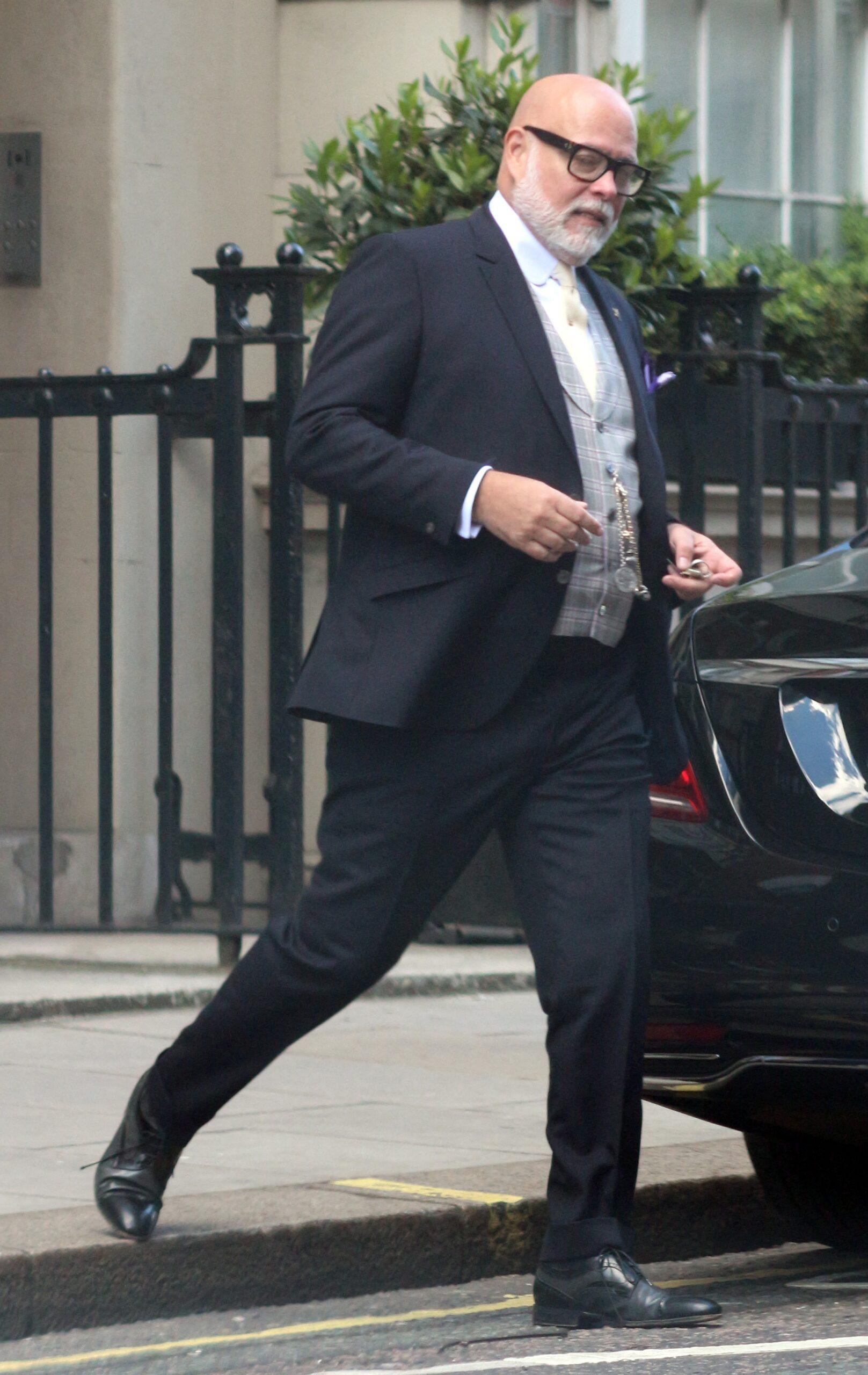 Gary Goldsmith é visto saindo de seu hotel de terno antes do casamento de Pippa Middleton