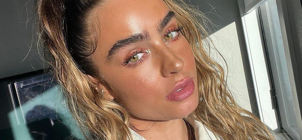 Sommer Ray takes a selfie.