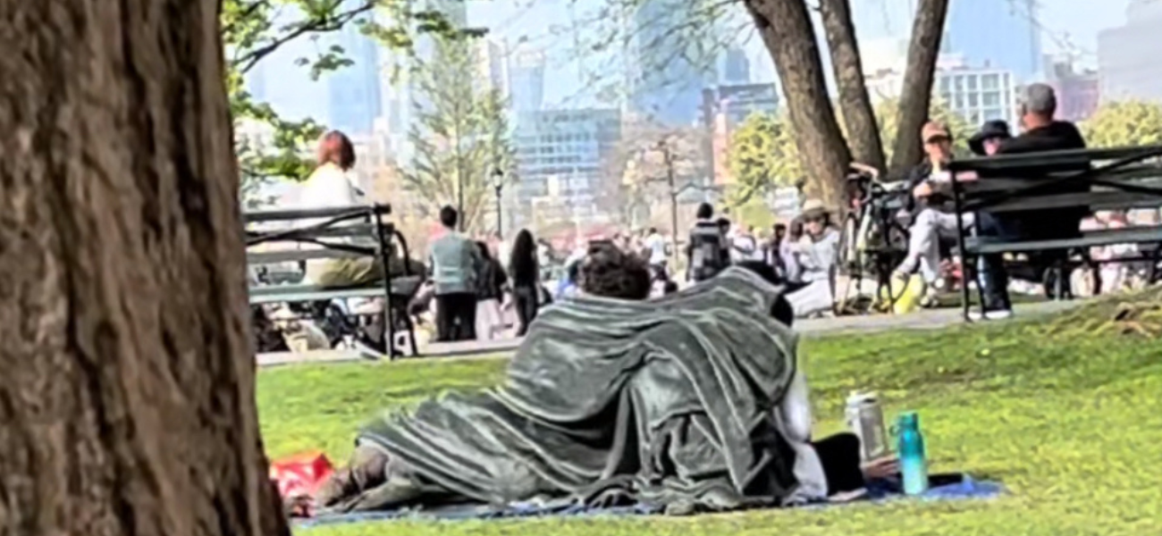 ‘NYC Blanket Couple’: If Minding Your Business Was A Sport, NY’ers Win!