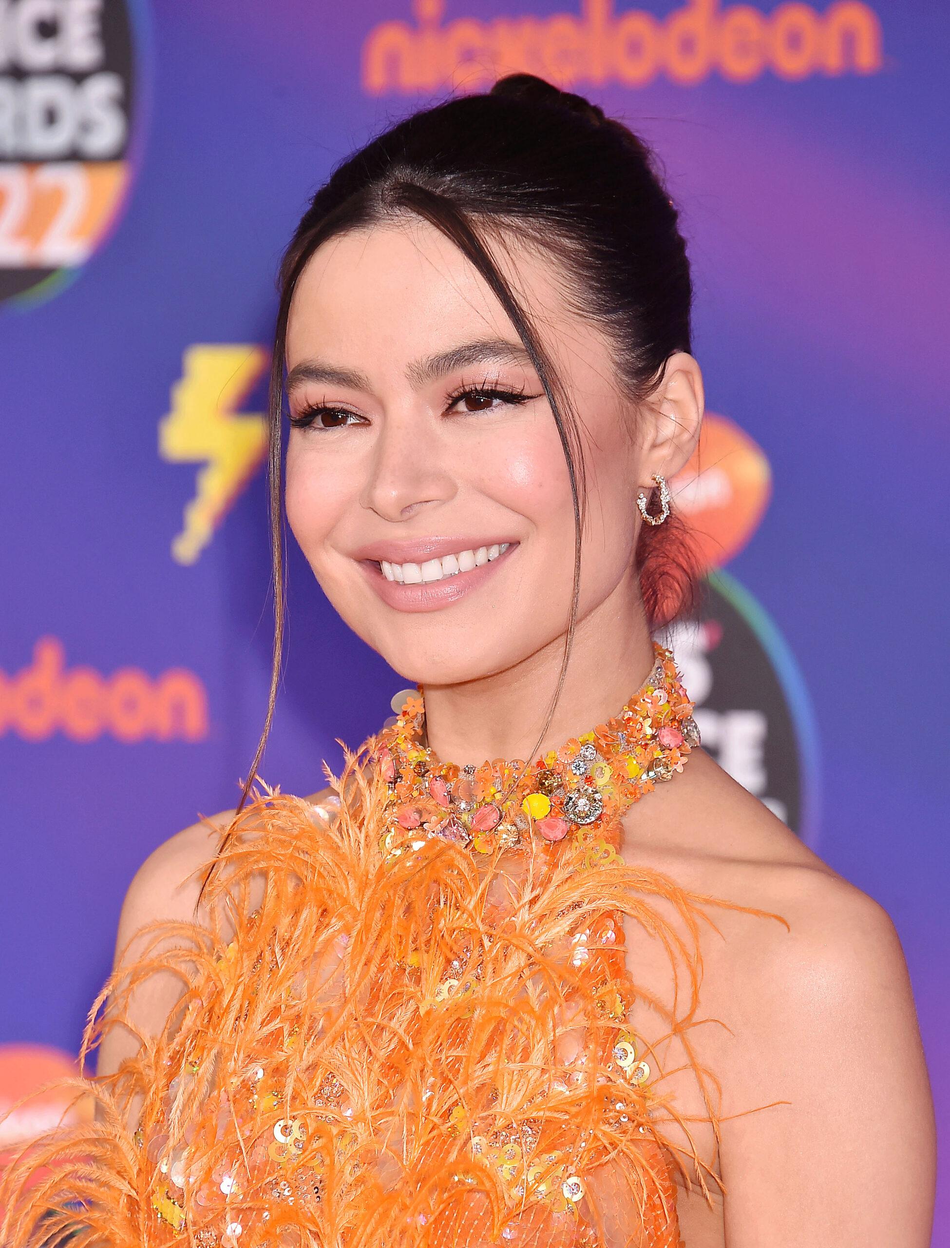 Miranda Cosgrove posing at the Nickelodeon Kids' Choice Awards 2022