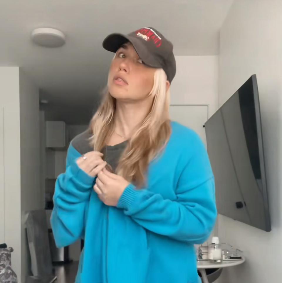 Garota no sofá no TikTok