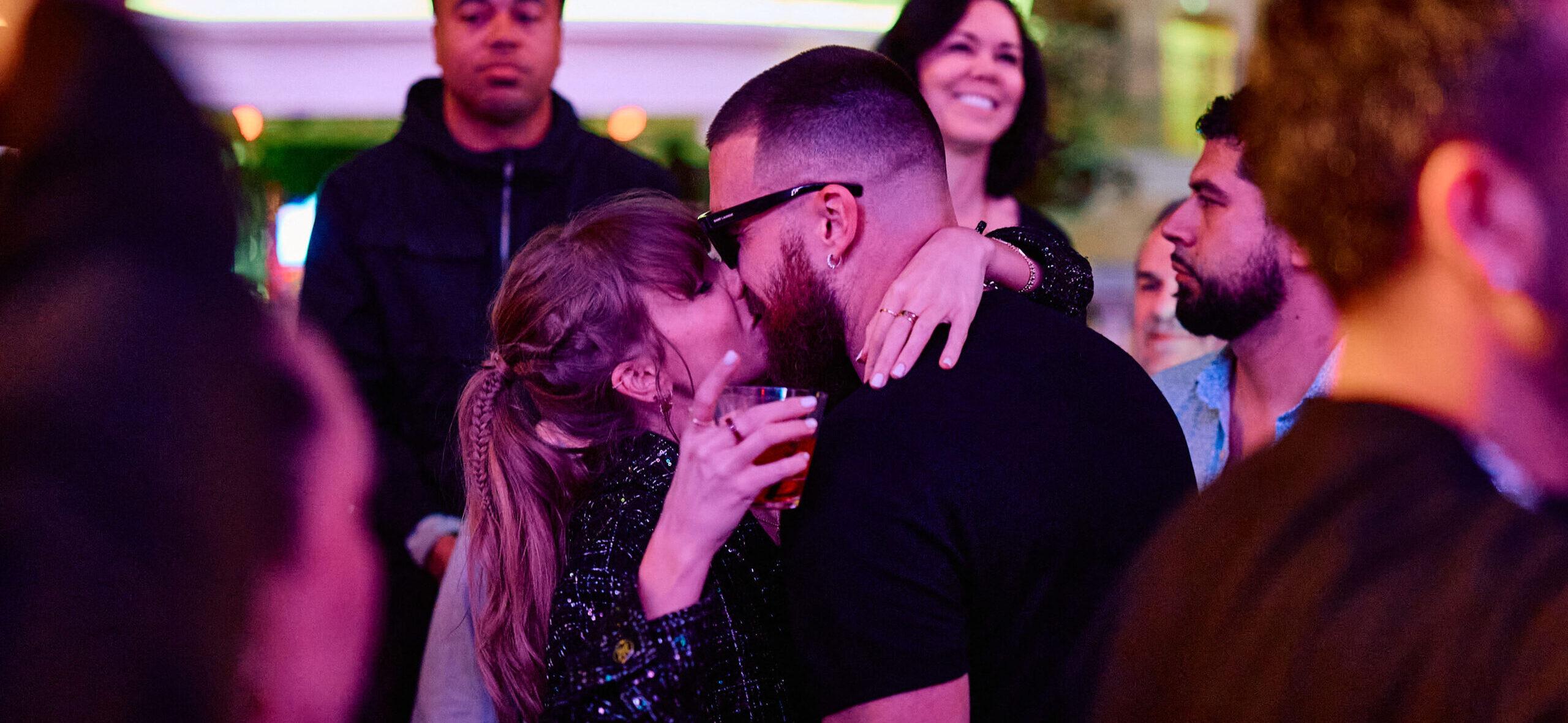 Travis Kelce and Taylor Swift kissing