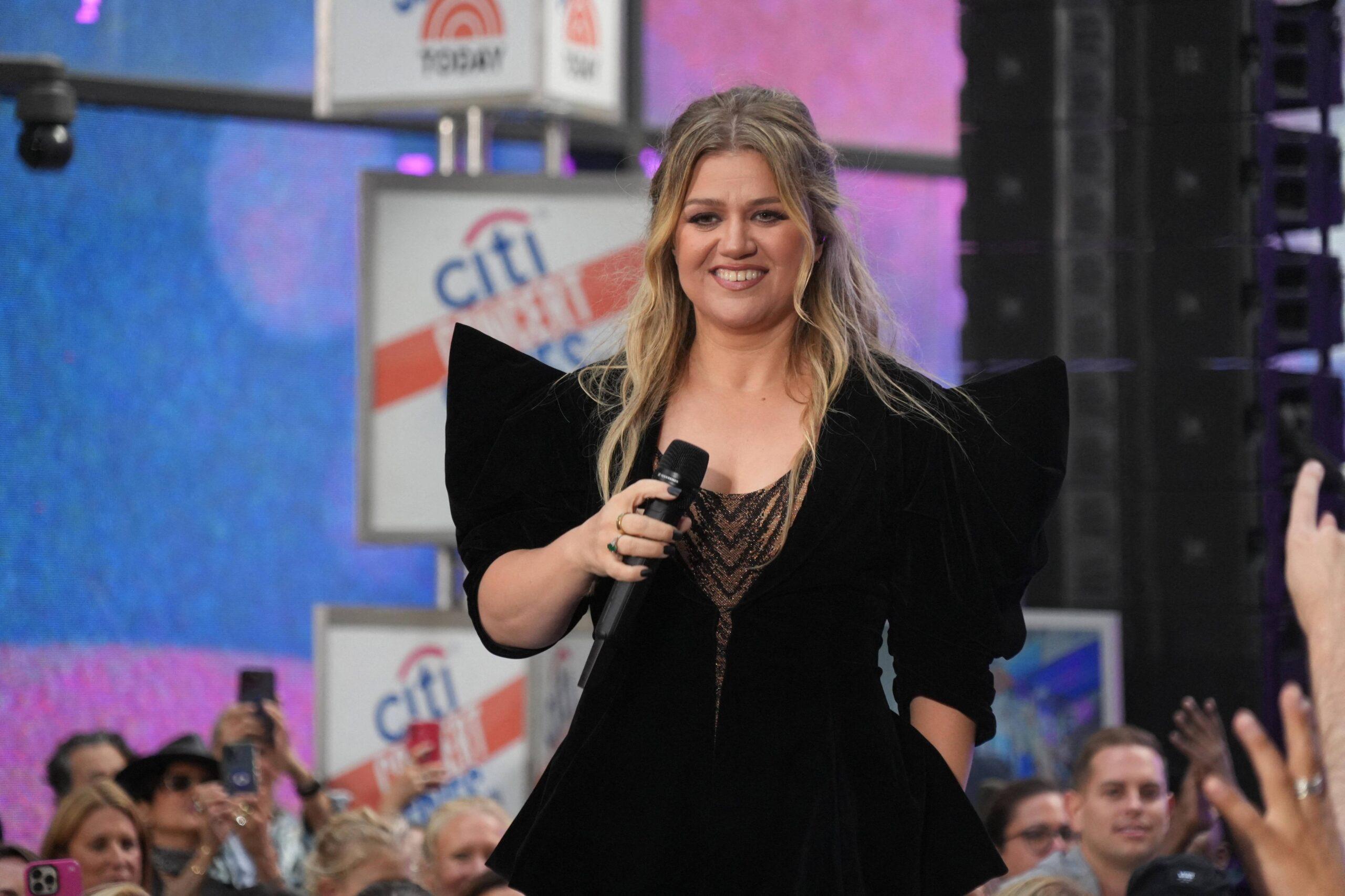 Kelly Clarkson smiling