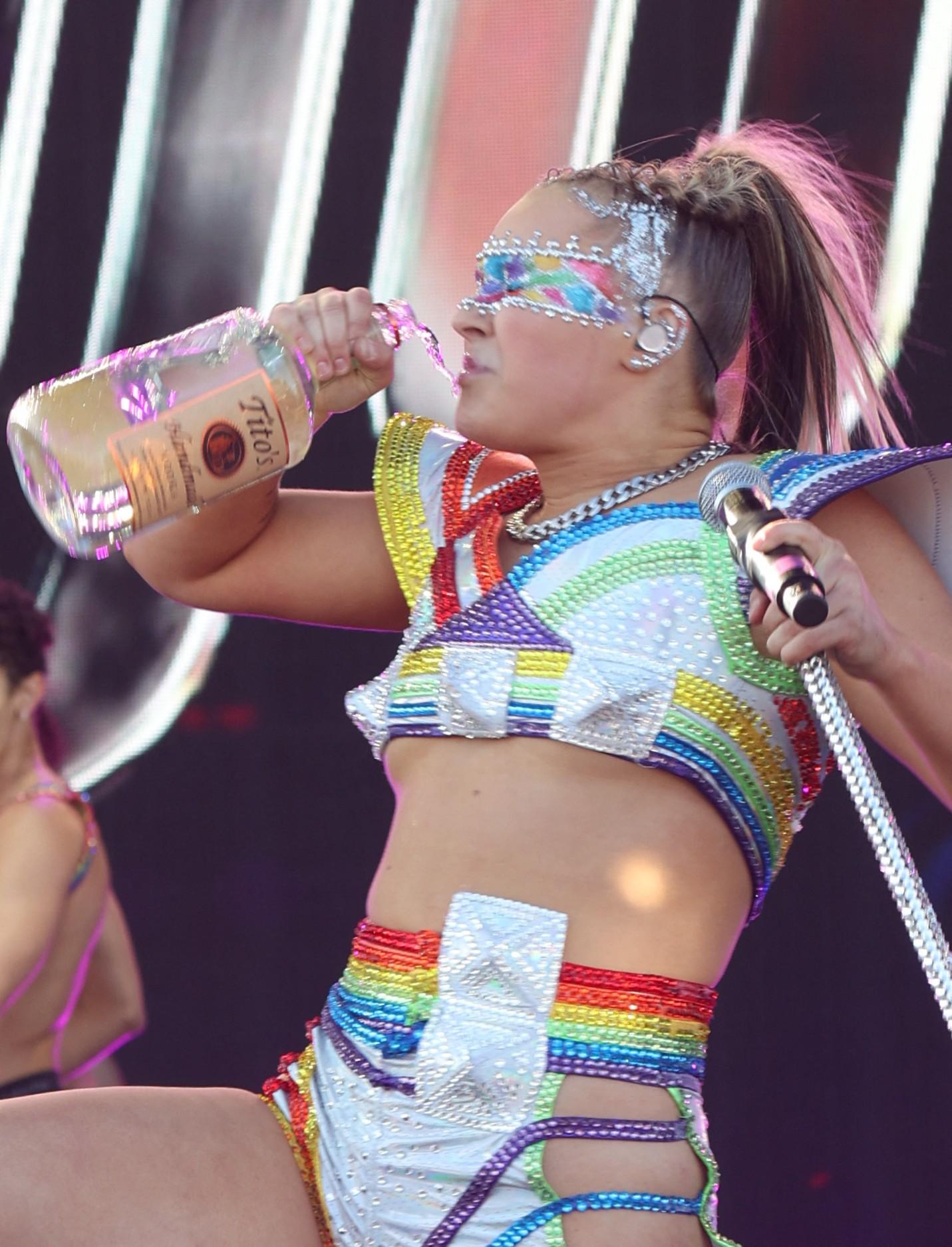 JoJo Siwa chugs vodka on stage