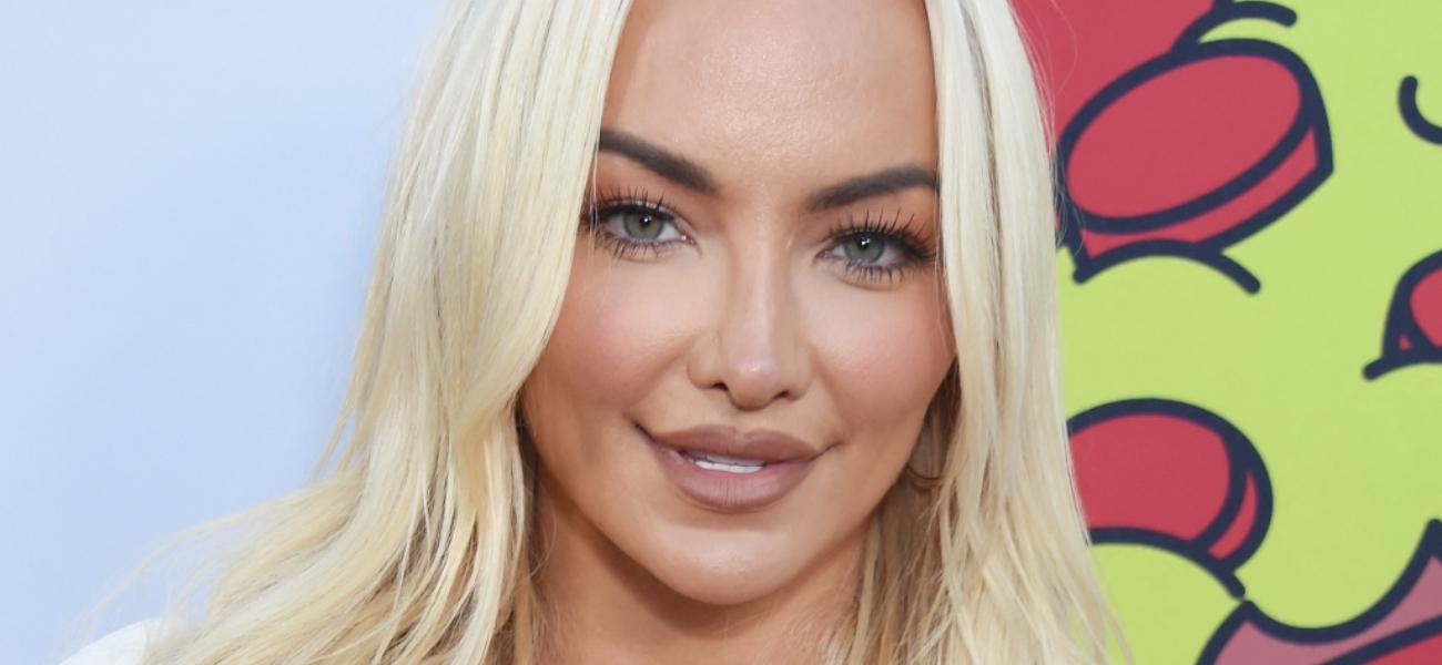 Lindsey Pelas close up