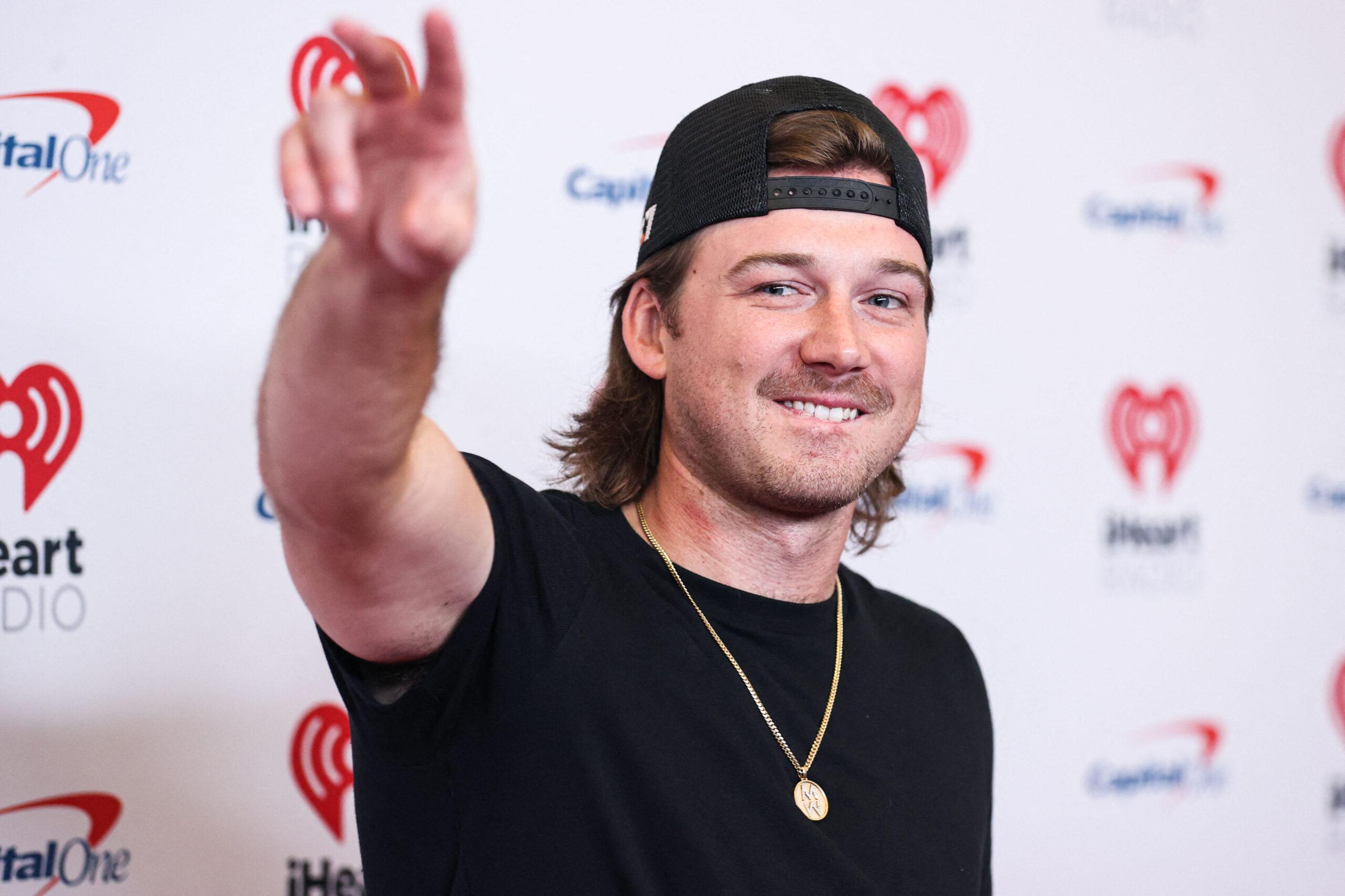 Morgan Wallen wearing a backwards hat