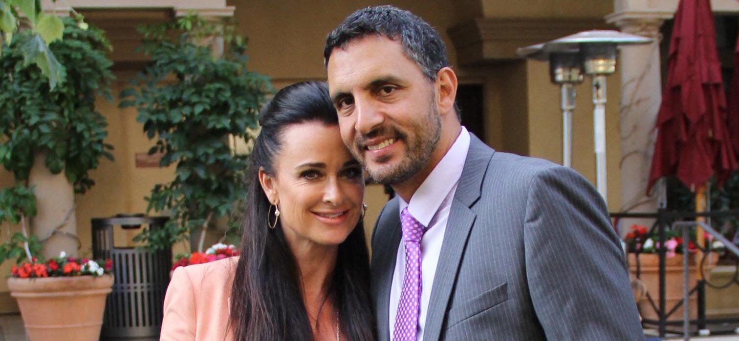 Kyle Richards and Mauricio Umansky put marital strife rumors to rest as the two attend a chamber of commerce event in Beverly Hills.