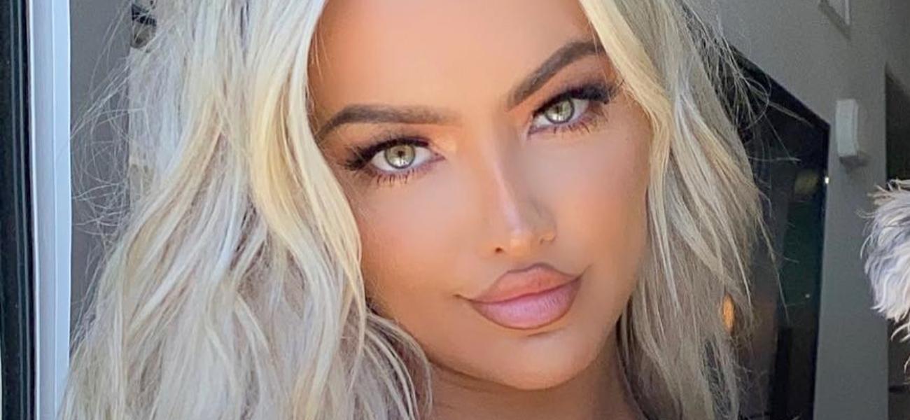 Lindsey Pelas close up