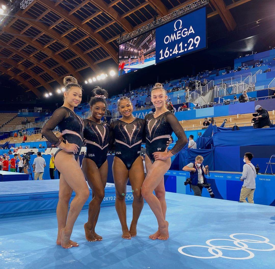 Suni Lee posing with gymnastics team