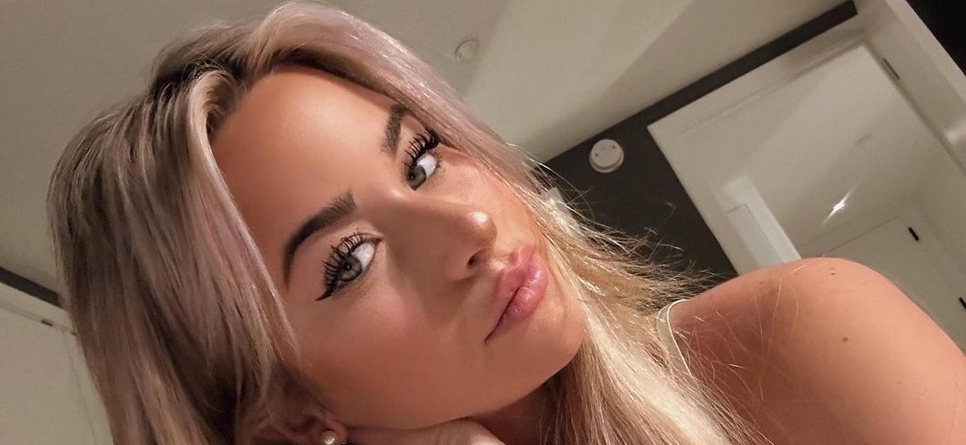 Emily Elizabeth Stuns In A Teeny Tiny Blue Bikini While Snorkeling