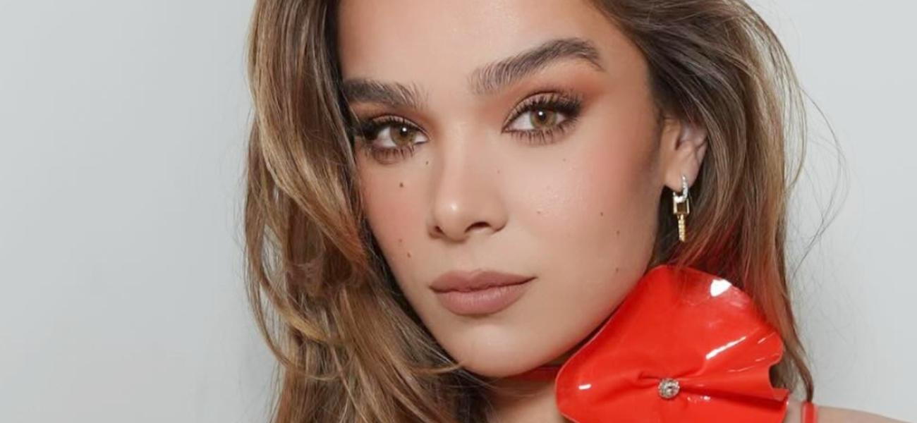 Hailee Steinfeld close up